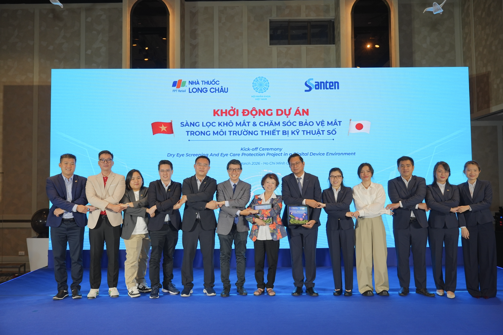 Long Chau hop tac hang duoc Santen ra mat bo cau hoi tam soat kho mat hinh anh