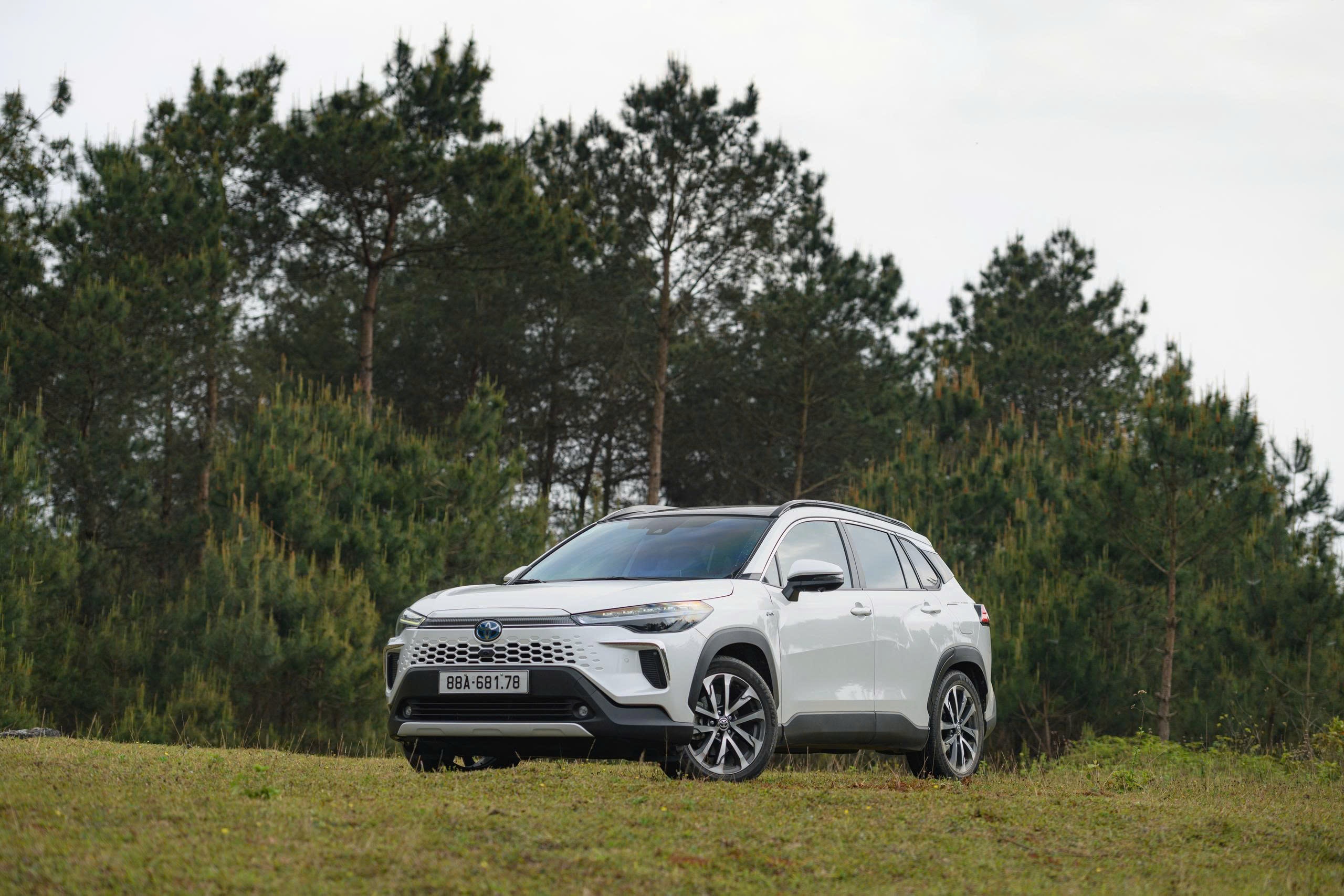 Toyota Corolla Cross HEV chiem uu the nho can bang xang - dien hinh anh