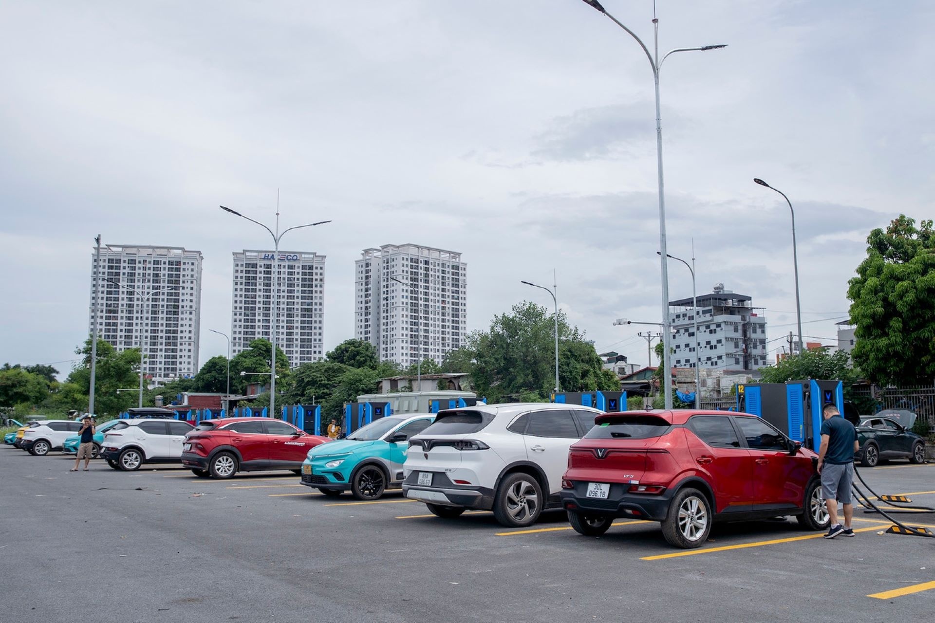 Tram sac cua V-Green nang tam trai nghiem cho nguoi dung xe dien hinh anh