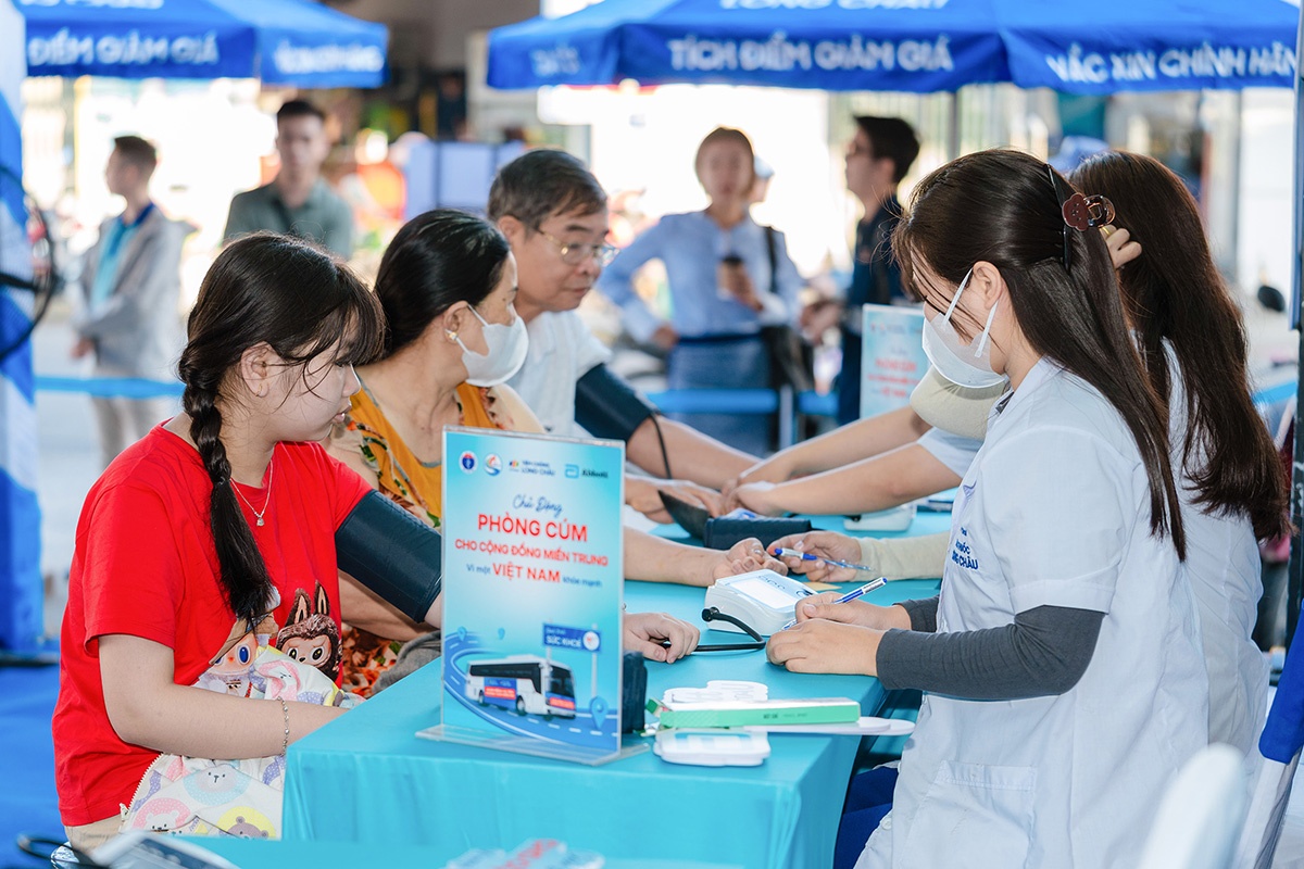 Long Chau cung Abbott tiem cum mien phi cho nguoi dan mien Trung hinh anh