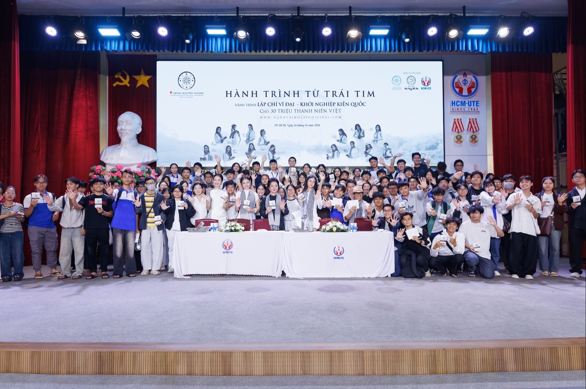 Nhat ky Hanh trinh Tu Trai Tim: Trao sach doi doi - khoi khat vong tre hinh anh