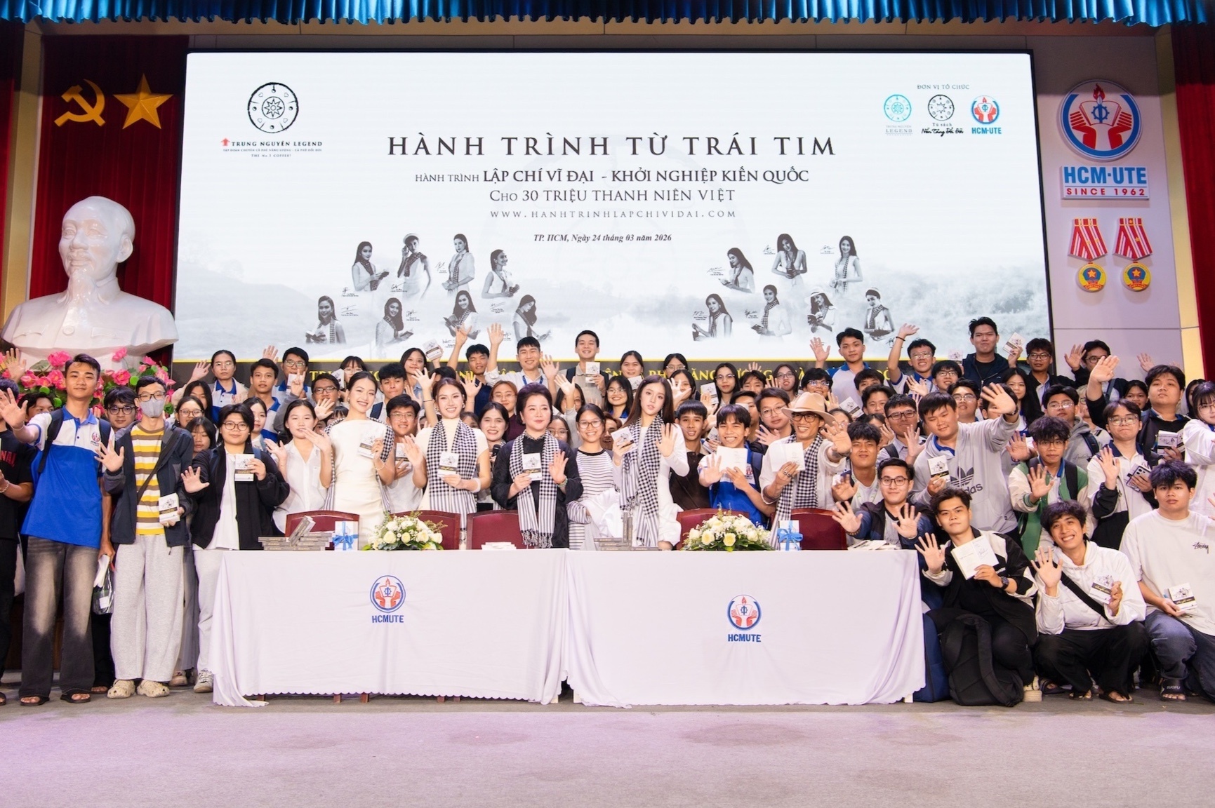 Cac hoa hau, nghe si lan toa tri thuc tai Hanh trinh Tu Trai Tim hinh anh
