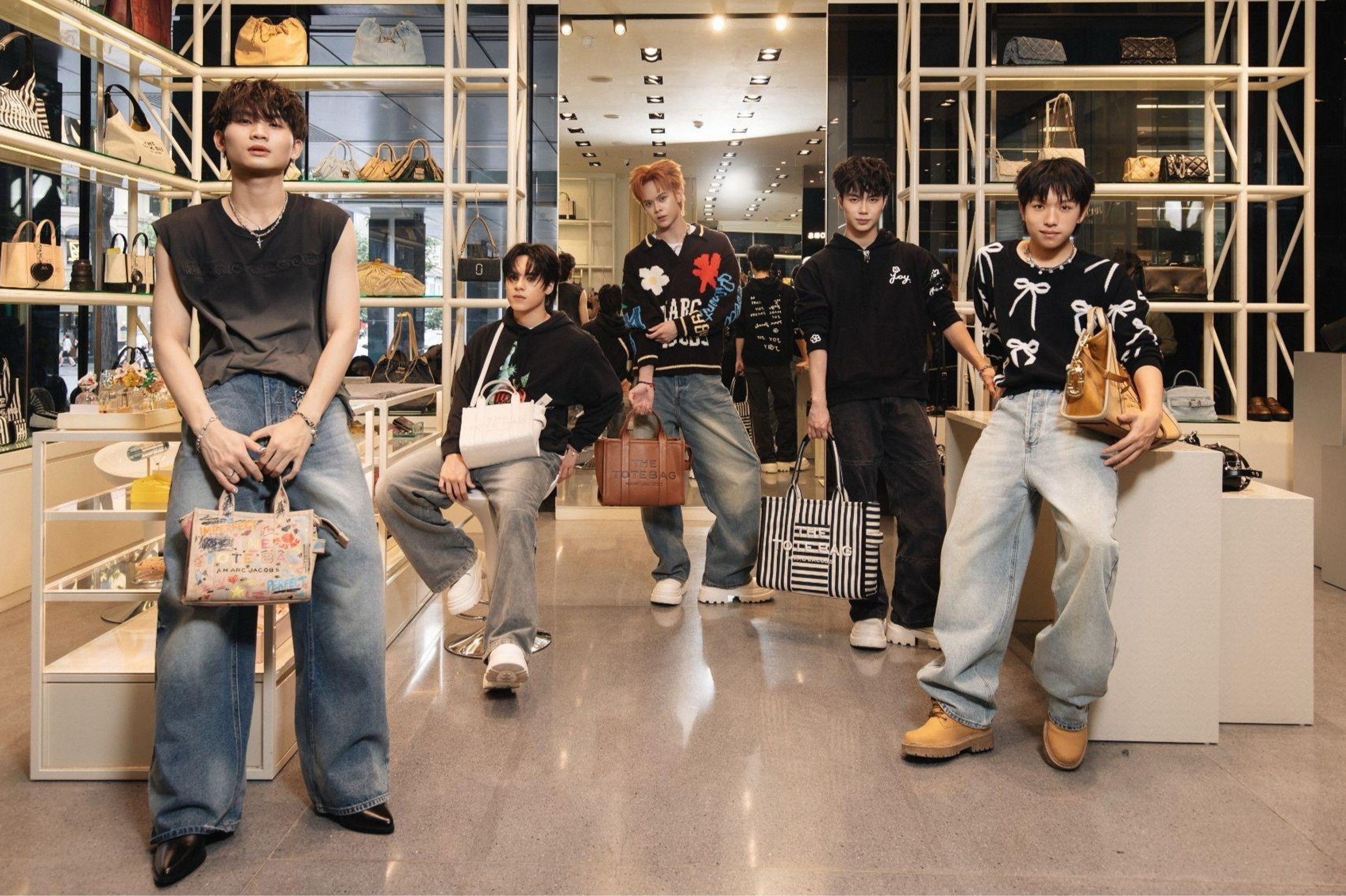 Marc Jacobs ra mat BST xuan 2026 cung dan trai xinh, gai dep hinh anh