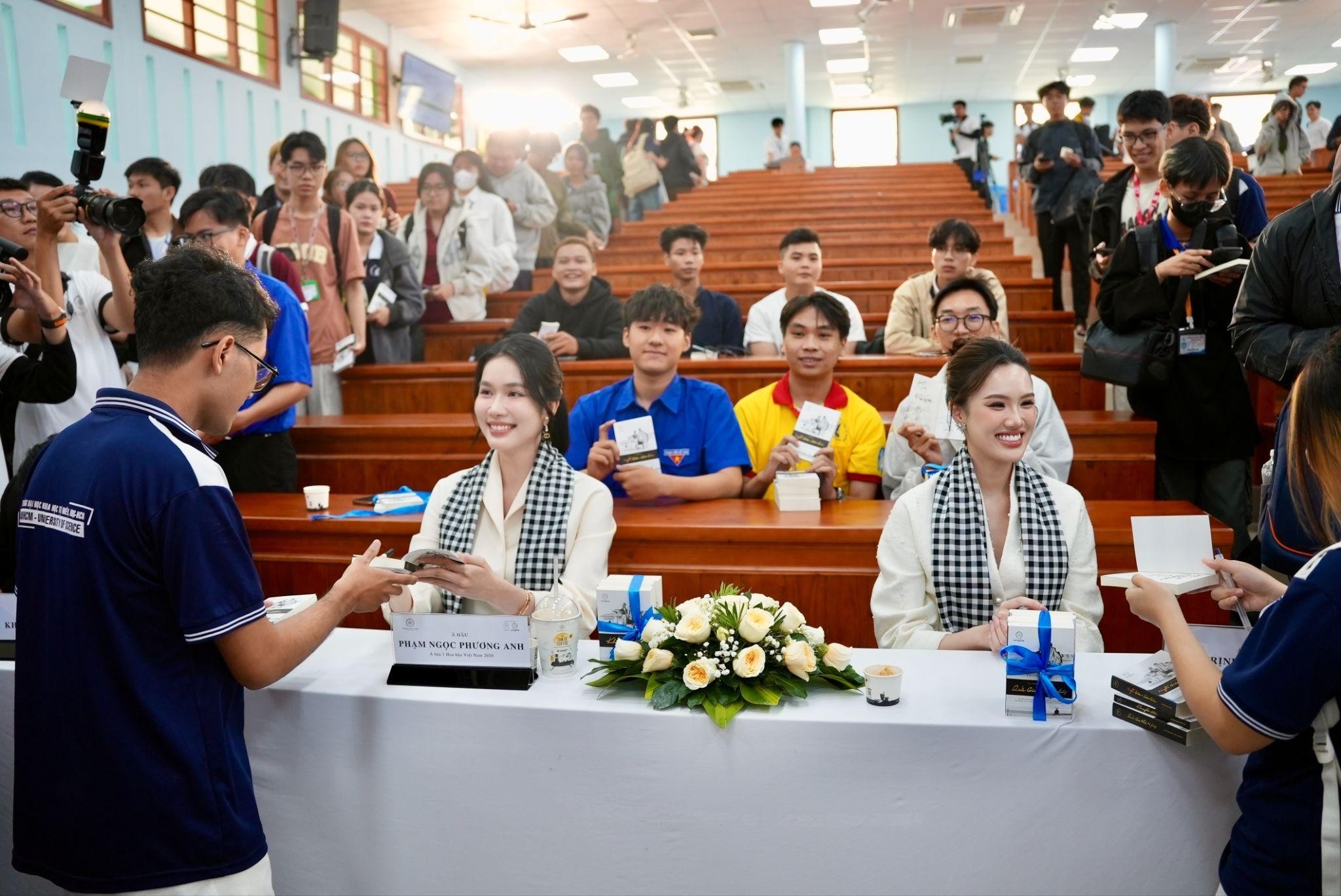 A hau Phuong Anh: ‘Tu sach Doi doi mang lai su an yen trong tam hon’ hinh anh