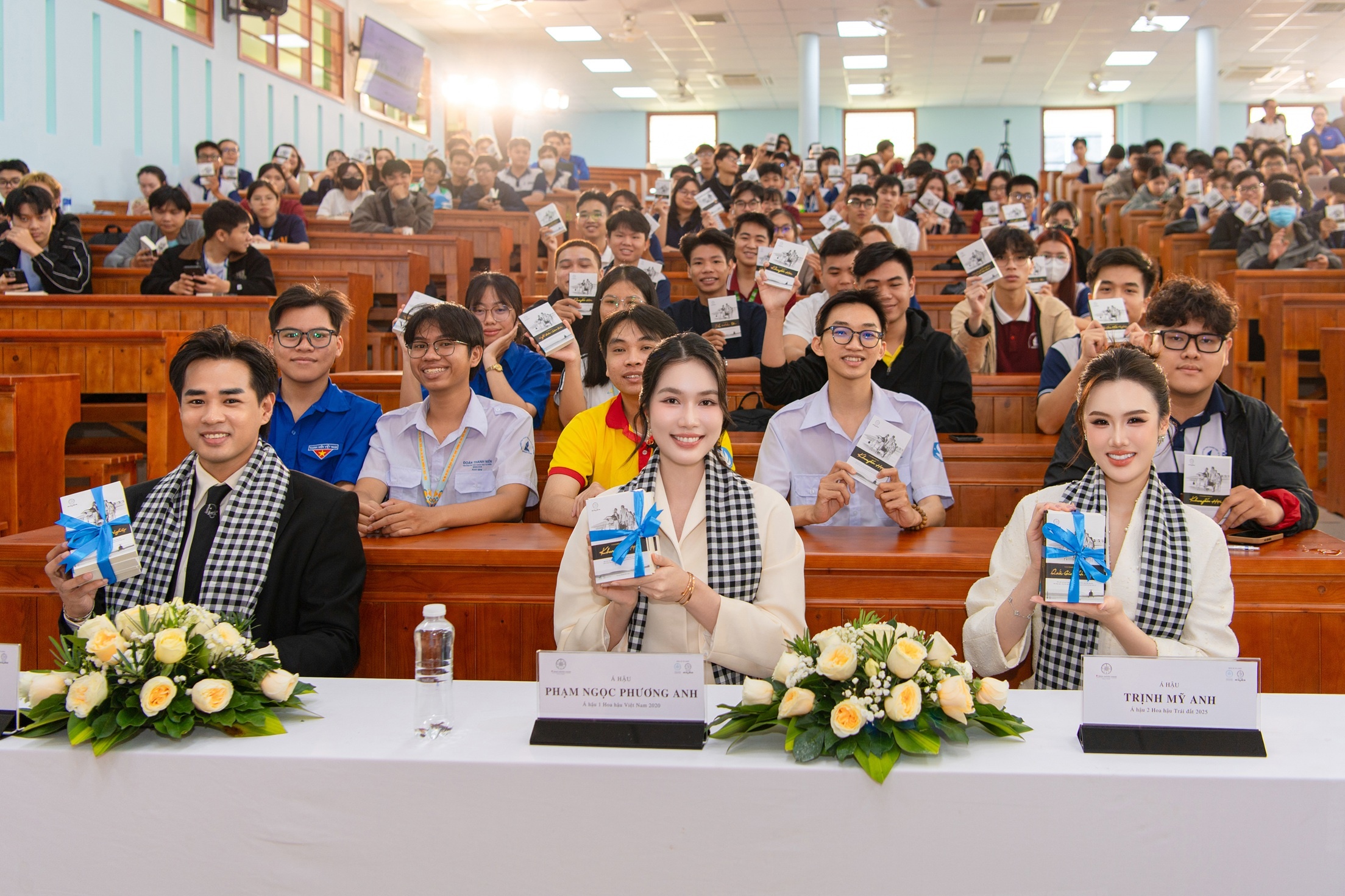 Cac hoa hau, nghe si chia se hanh trinh theo duoi dam me voi sinh vien hinh anh