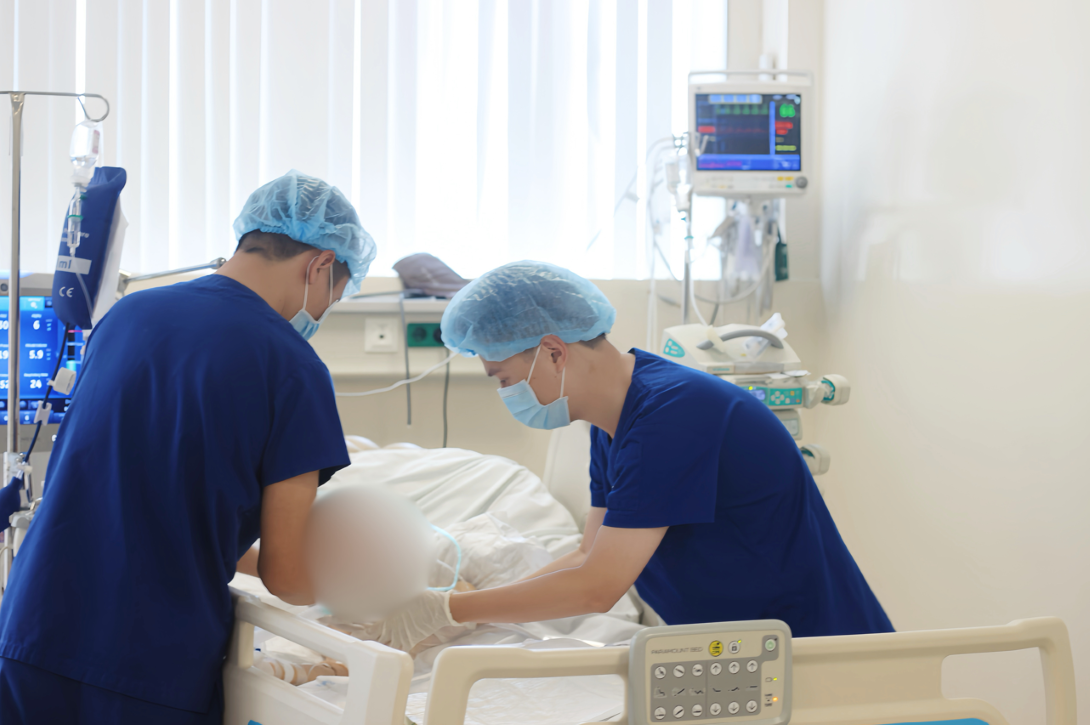 Vinmec Phu Quoc cuu song be trai Trung Quoc duoi nuoc ngung tim 7 phut hinh anh