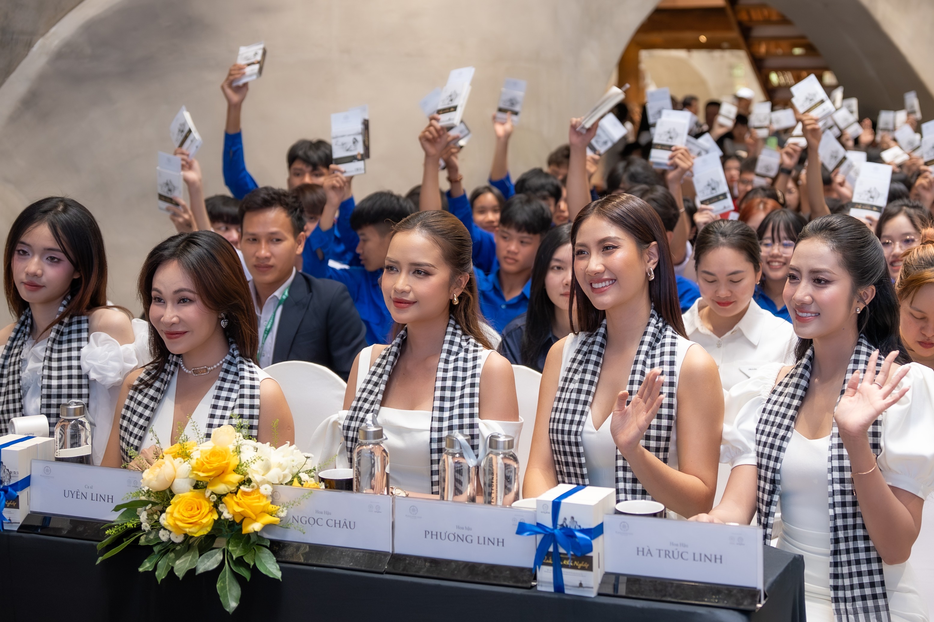 3 Hoa hau lan toa khat vong kien quoc tai Hanh trinh Tu Trai Tim hinh anh