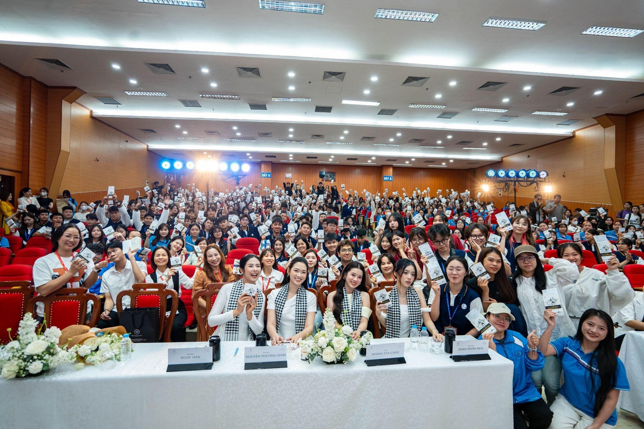 Hanh trinh Tu Trai Tim: Hoa hau Ngoc Han truyen lua cho thanh nien hinh anh