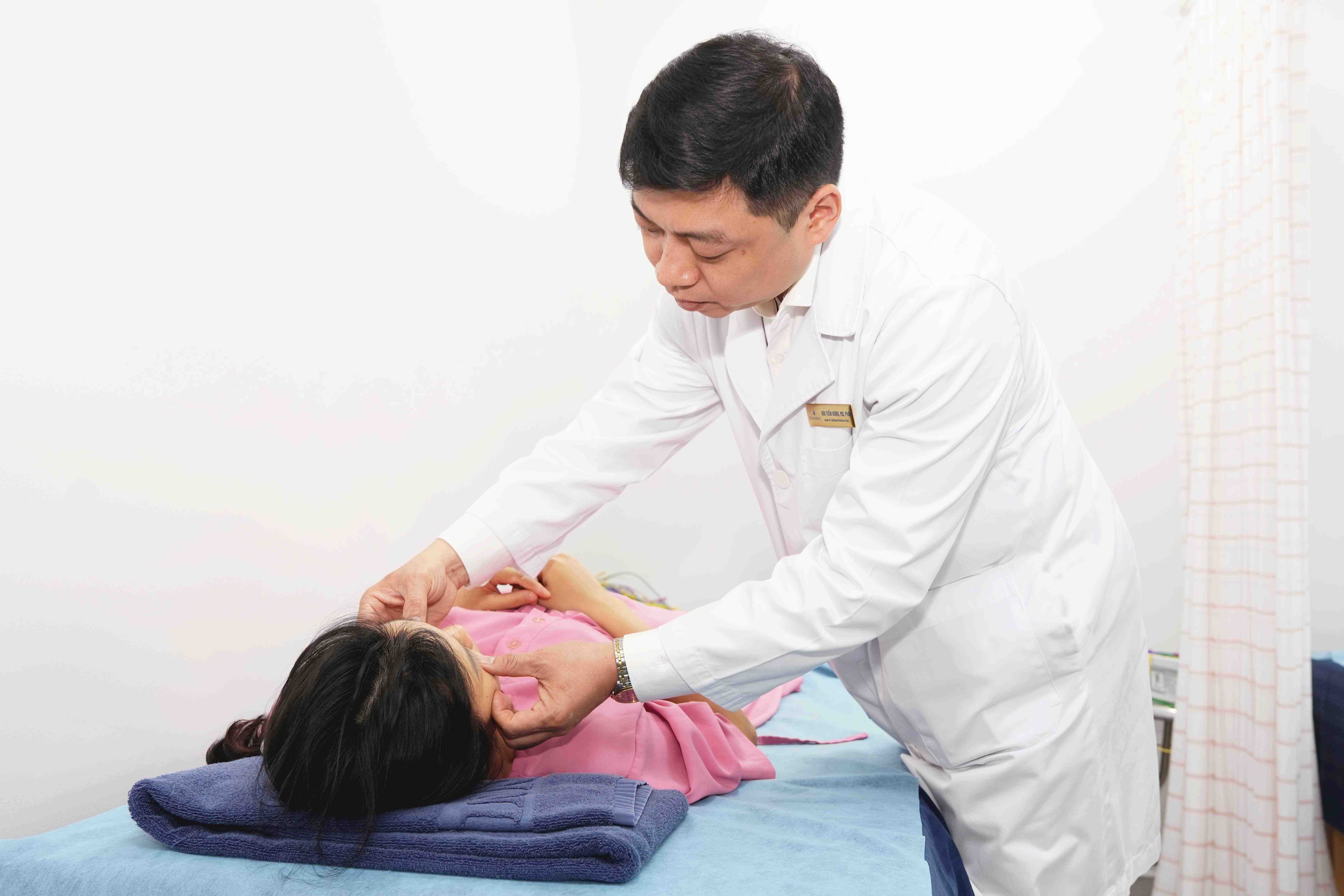 Nguoi di tim 'cho dung' cho y hoc co truyen trong BV cong nghe cao hinh anh