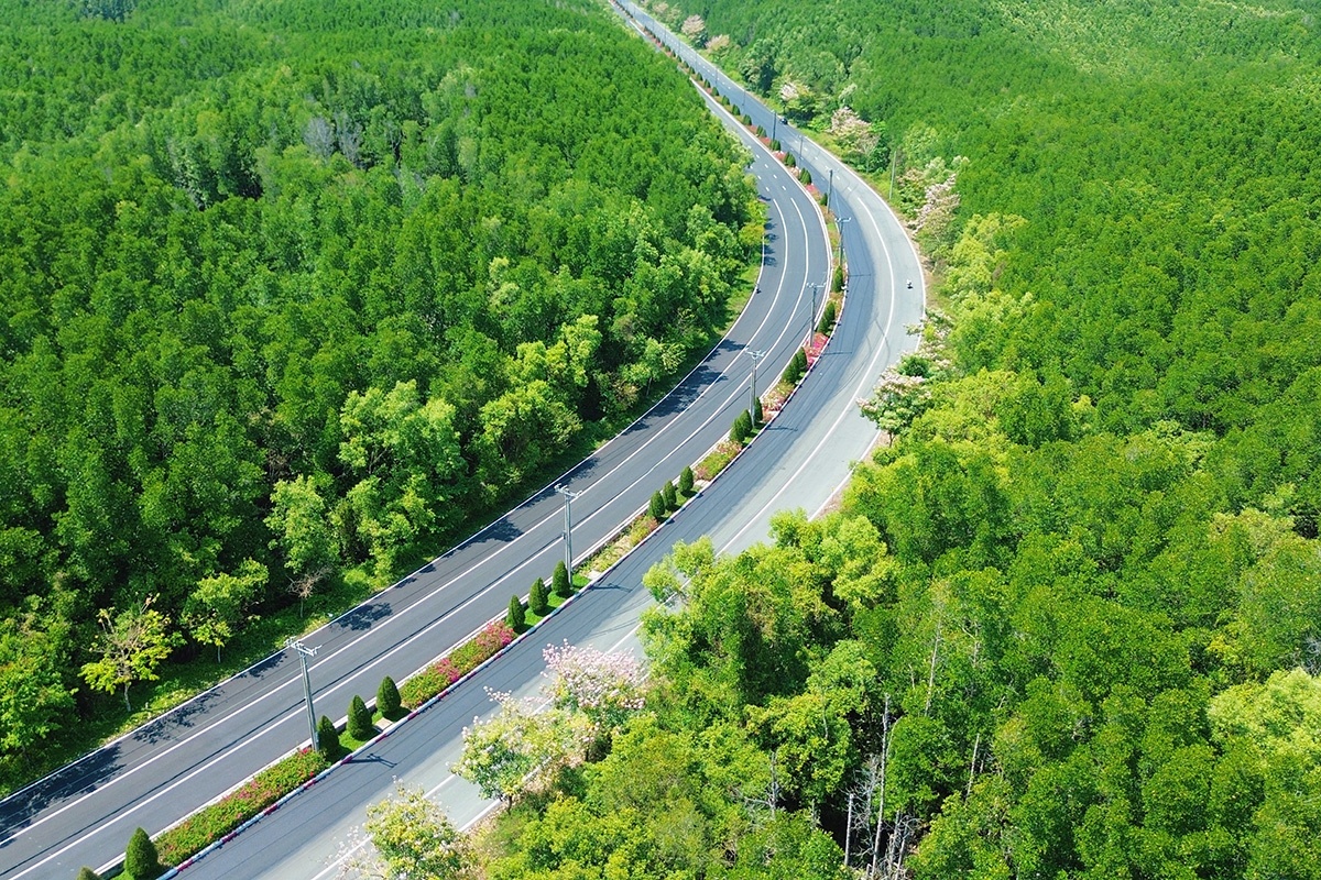 Ngam phao hoa, don binh minh tren bien, chay xuyen rung dip 30/4 hinh anh