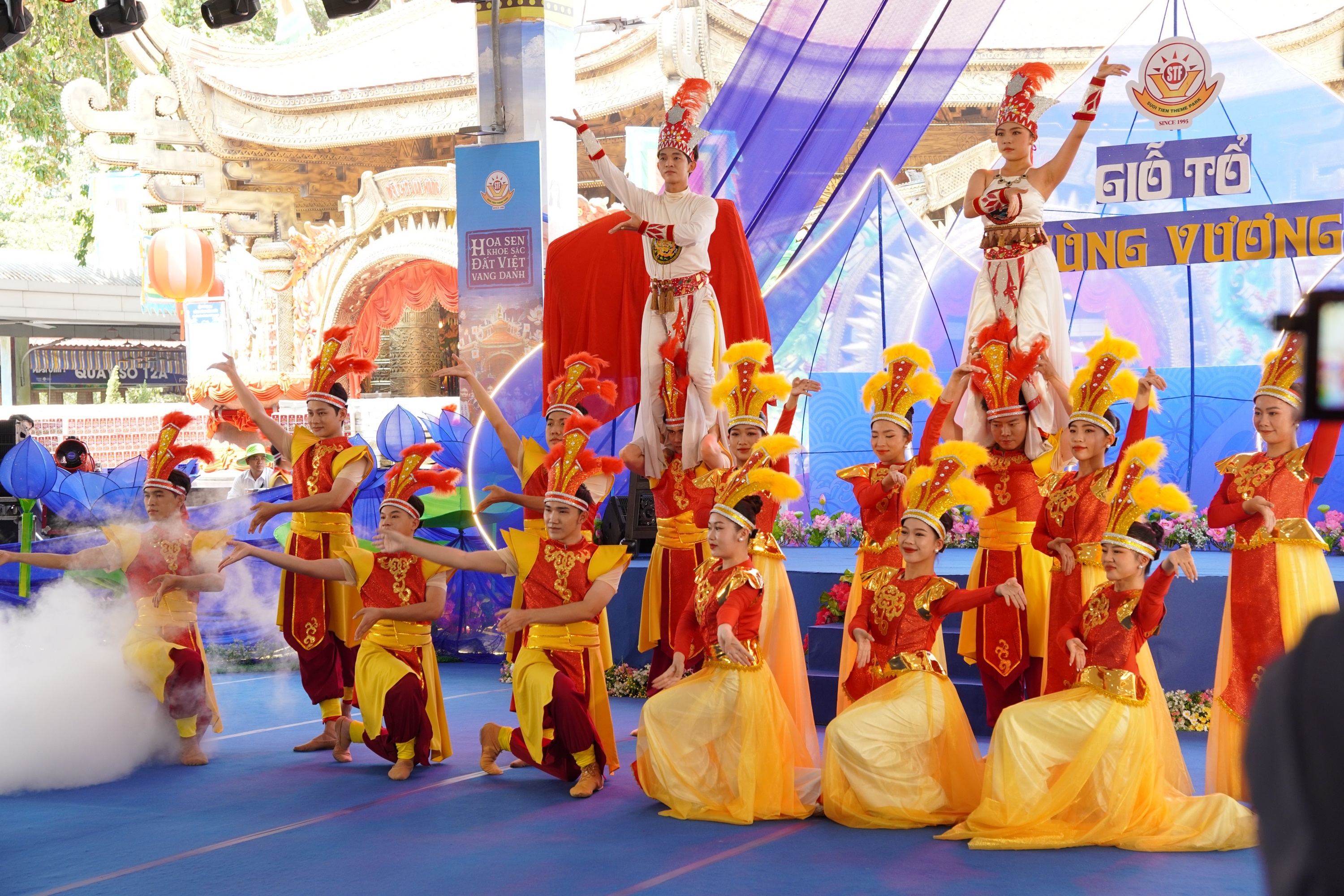 Tron ven trai nghiem van hoa - giai tri o Suoi Tien dip Gio To hinh anh