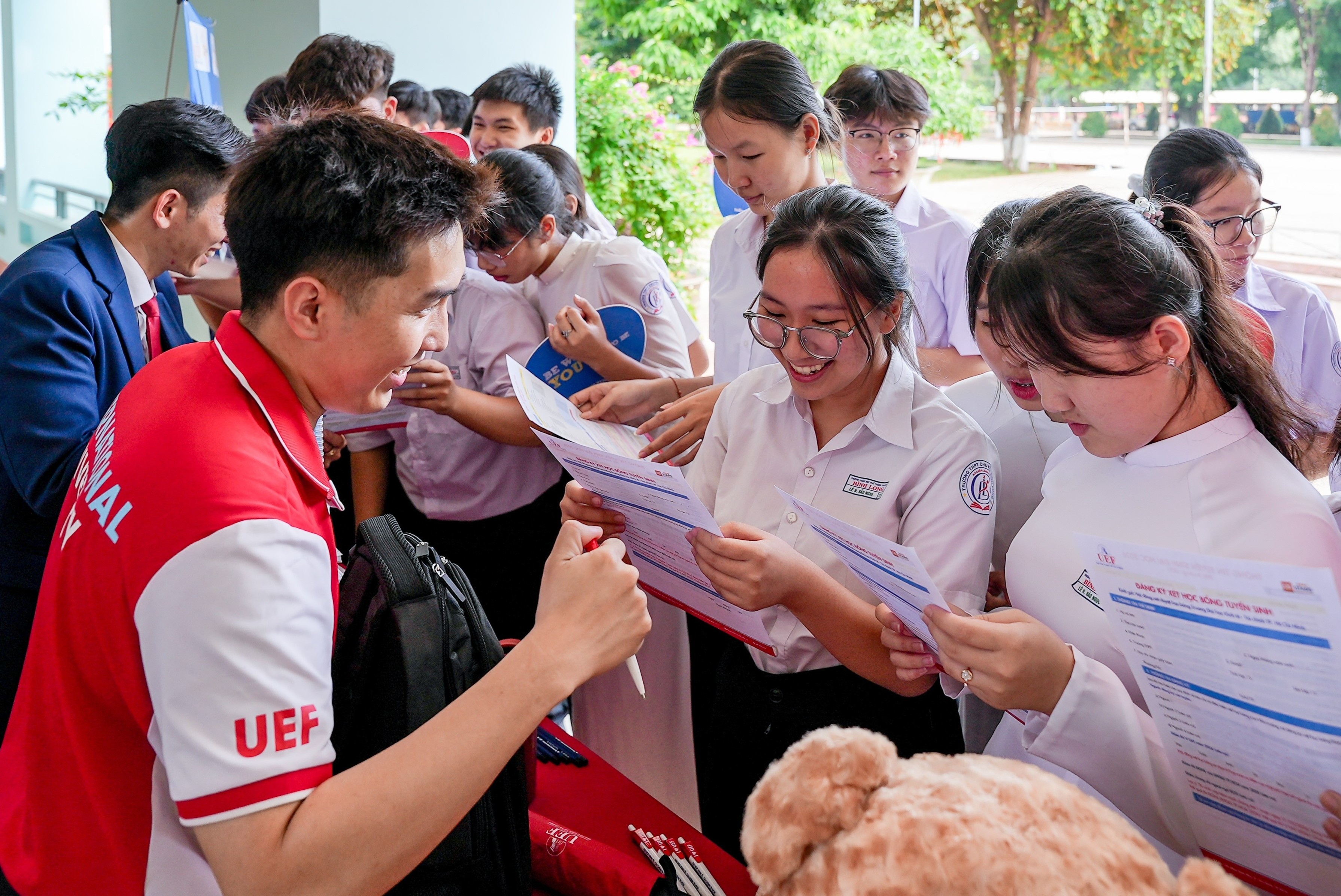 Nhieu truong THPT va dai hoc 'tang toc' ho tro hoc sinh lop 12 hinh anh