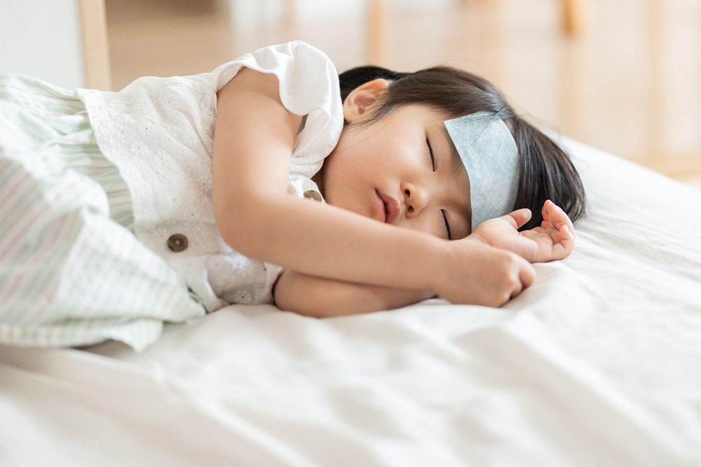 Nguy co bai liet quay lai, cha me can luu y gi de bao ve con? hinh anh