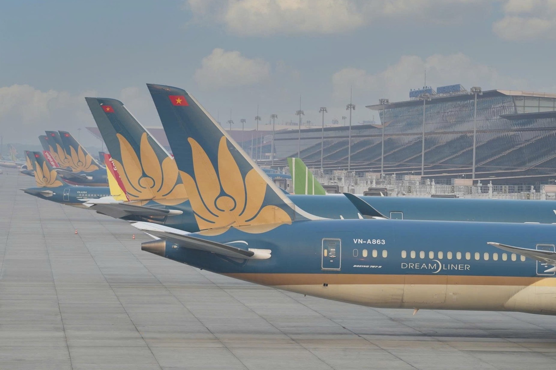 Gia nhien lieu tang, hang bay tim diem can bang giua chi phi va gia ve hinh anh