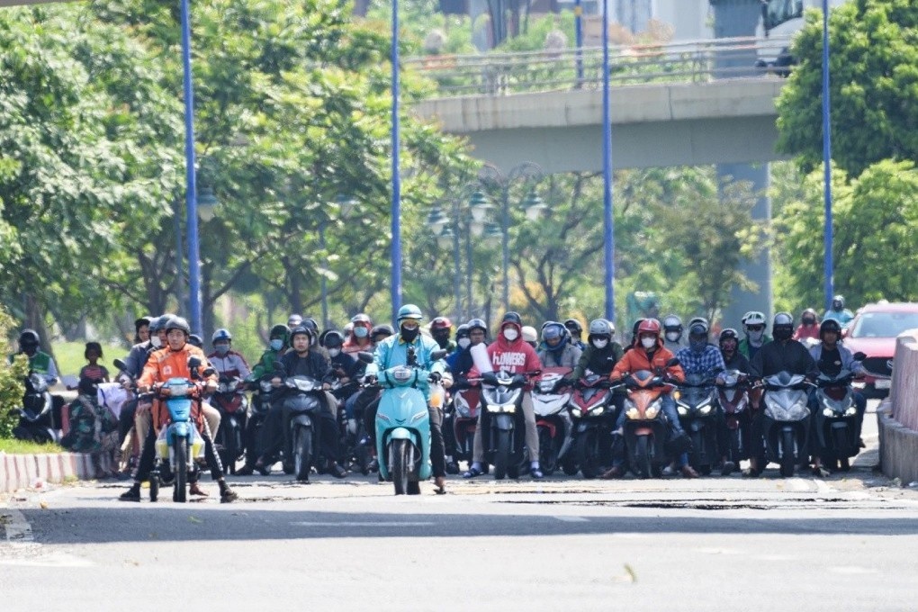 Thoi tiet nang nong, dung xe may the nao vua tien vua ben? hinh anh