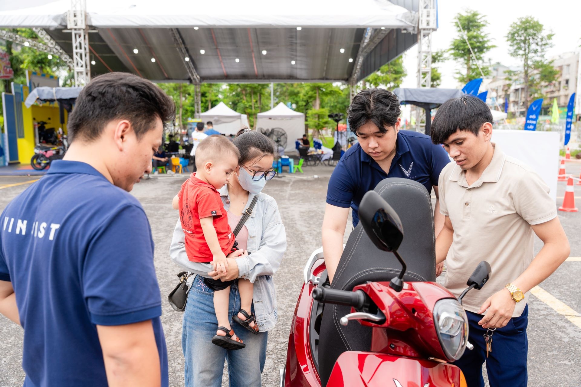 Chuoi su kien 'Doi xang lay dien' cua VinFast phu song 6 diem cau hinh anh