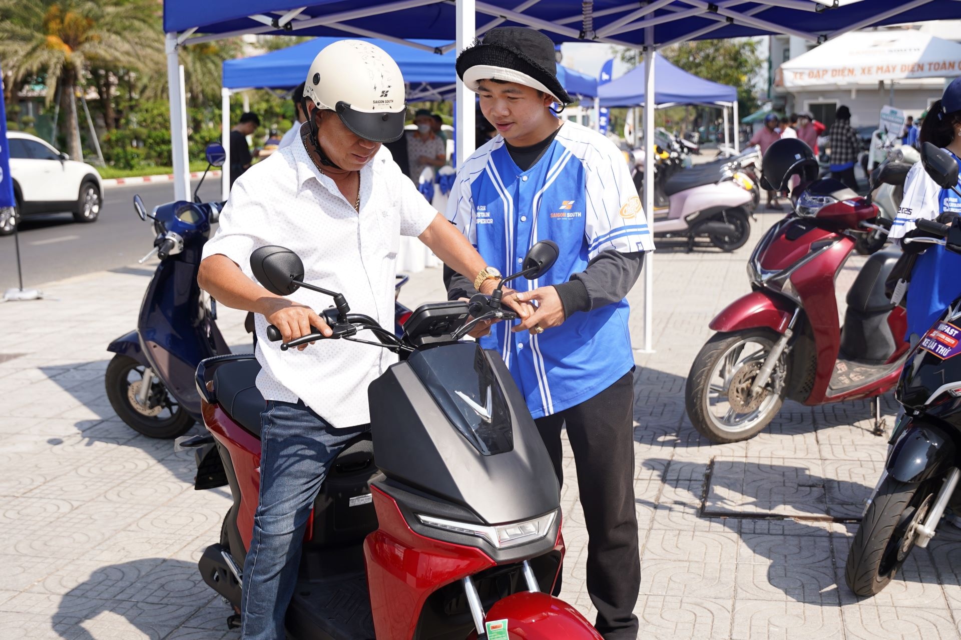 Nguoi dan Dak Lak mang xe xang den 'chot tai cho' xe may dien VinFast hinh anh