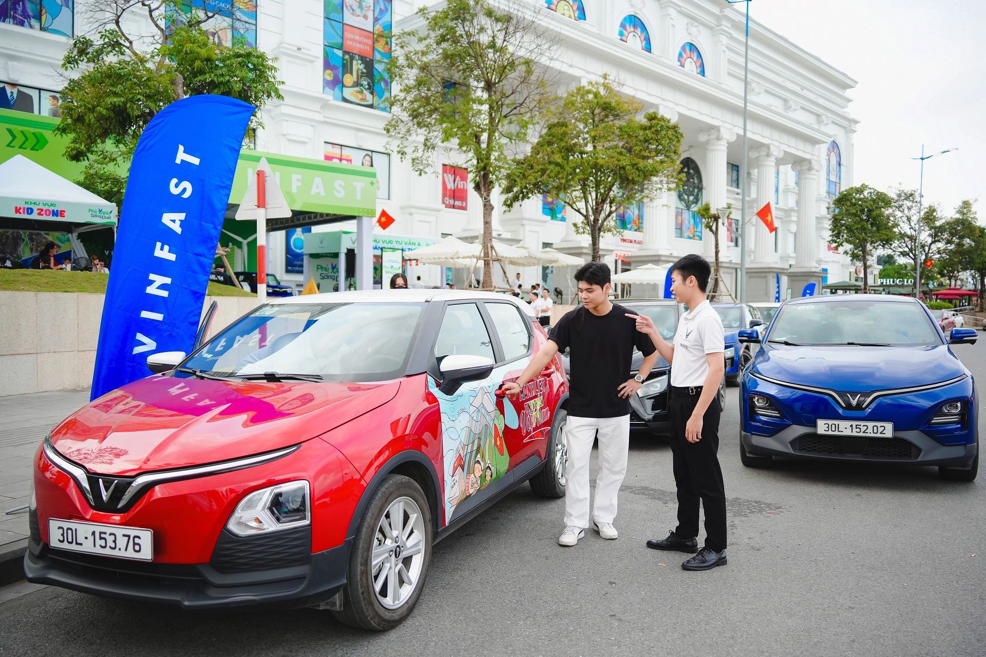 VinFast mang khong khi le hoi den khach hang tai Nghe An - Ha Tinh hinh anh