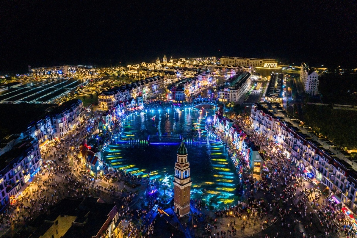 Phu Quoc United Center tu 'tam diem khong ngu' den 'vu tru le hoi' hinh anh