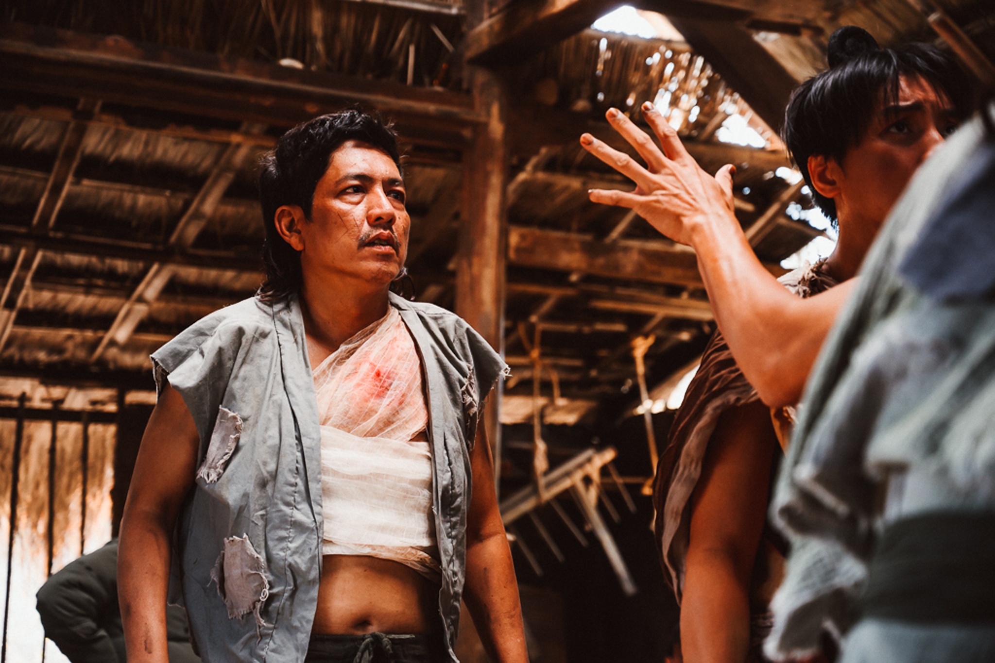 Duc Thinh va cach lam moi chat lieu dan gian trong 'Trum so' hinh anh