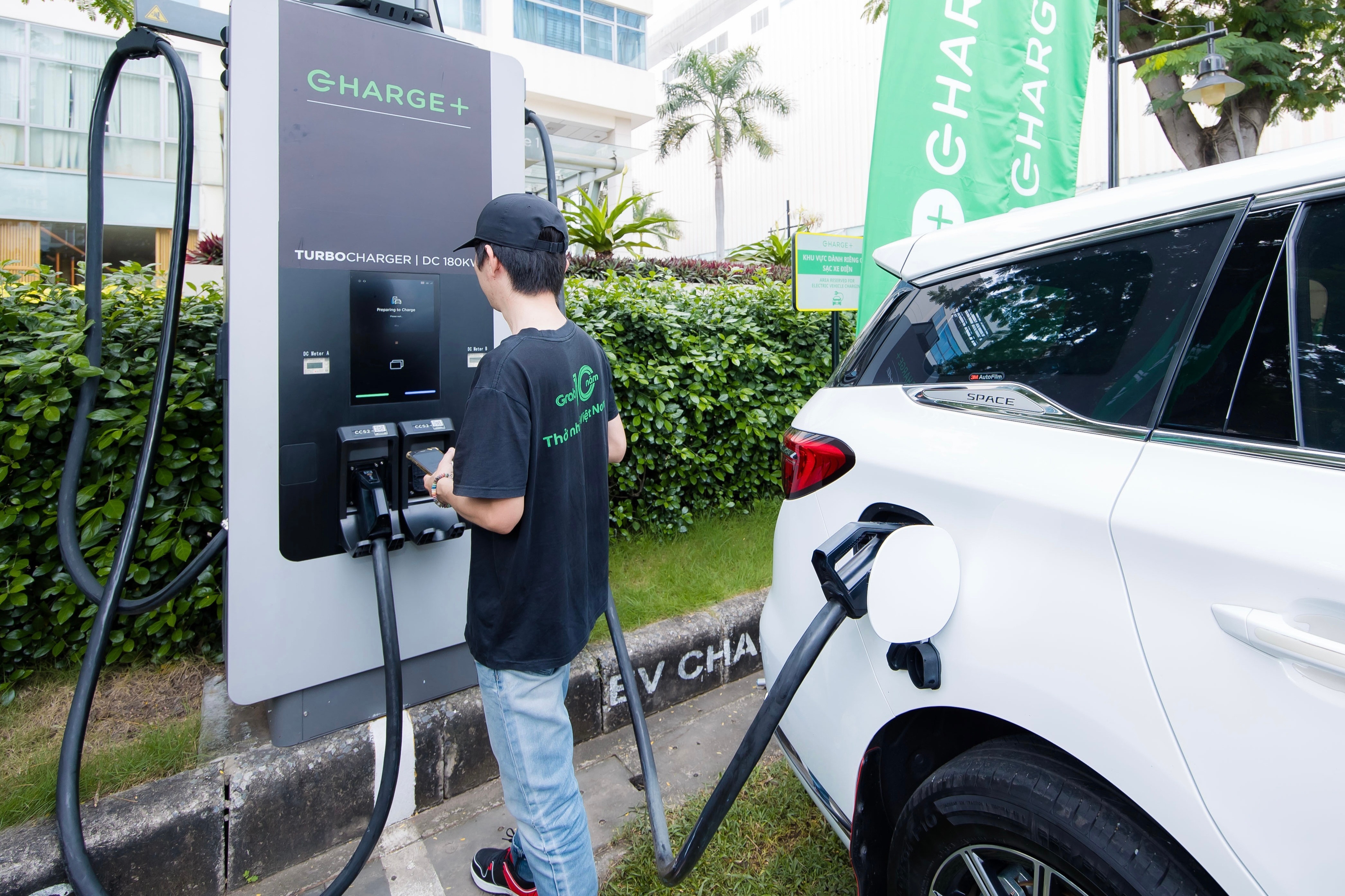 Grab ket noi mang luoi tram sac, tang tien ich cho tai xe xe dien hinh anh