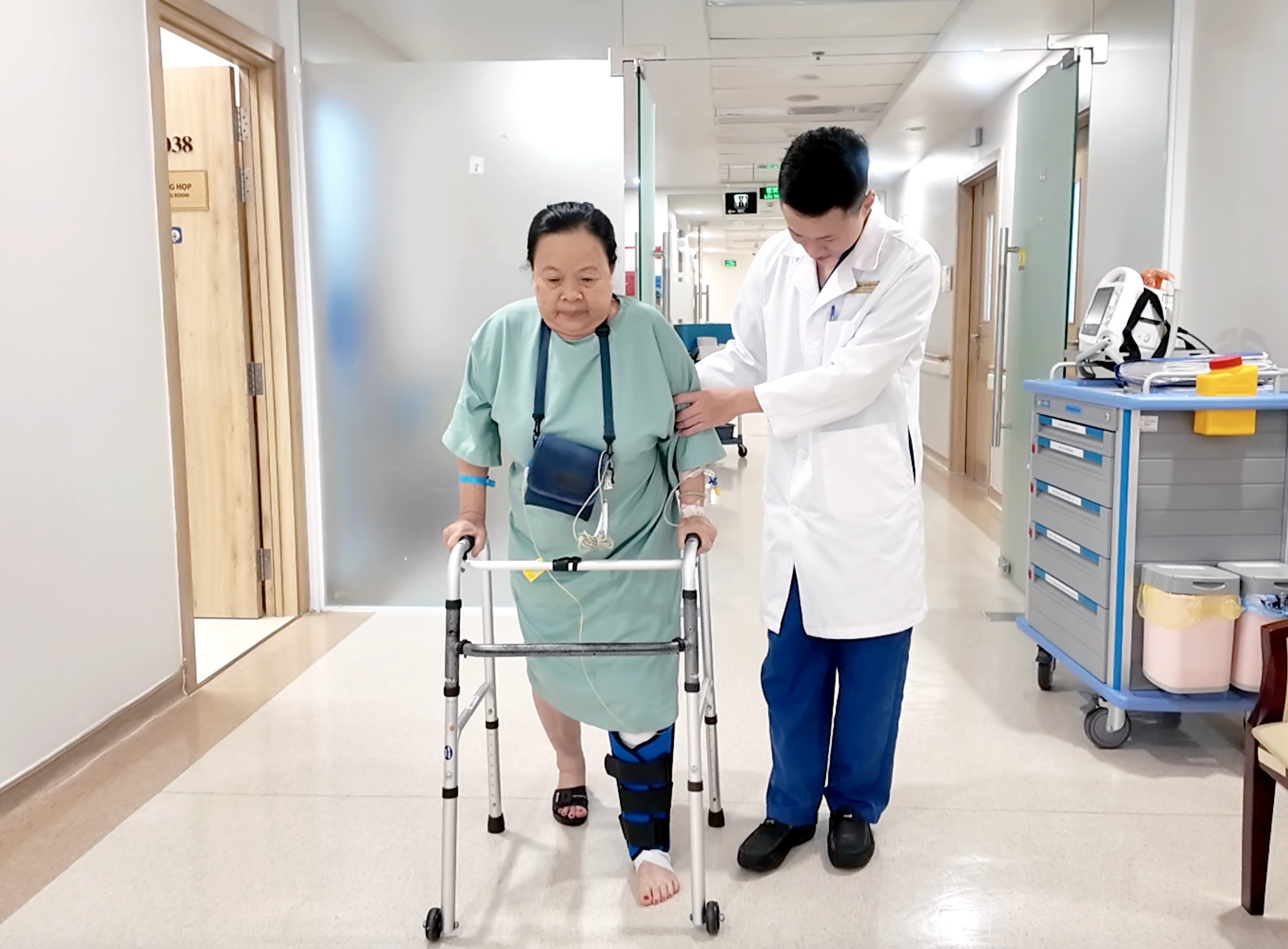 Thay khop goi bang robot giup benh nhan tim lai kha nang van dong hinh anh