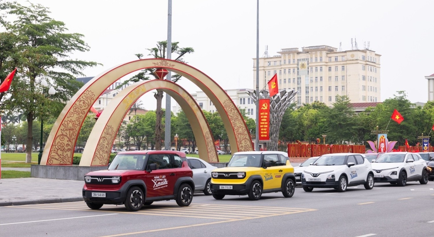 Vuot 70 km den lai thu, khach Ha Tinh quyet mua VF 7 ngay trong ngay hinh anh