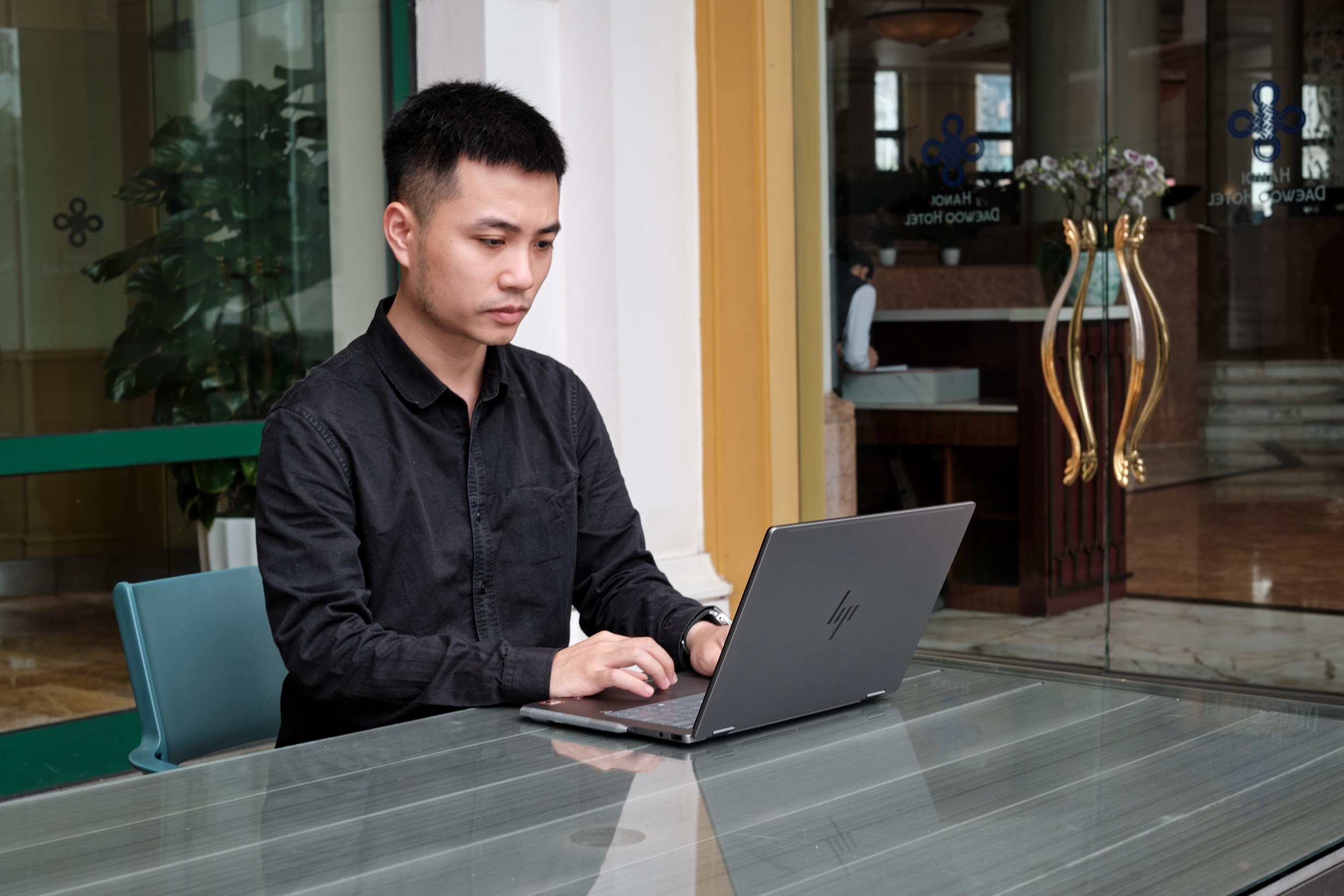 HP OmniBook X Flip - laptop AI cho nhip song luon thay doi hinh anh