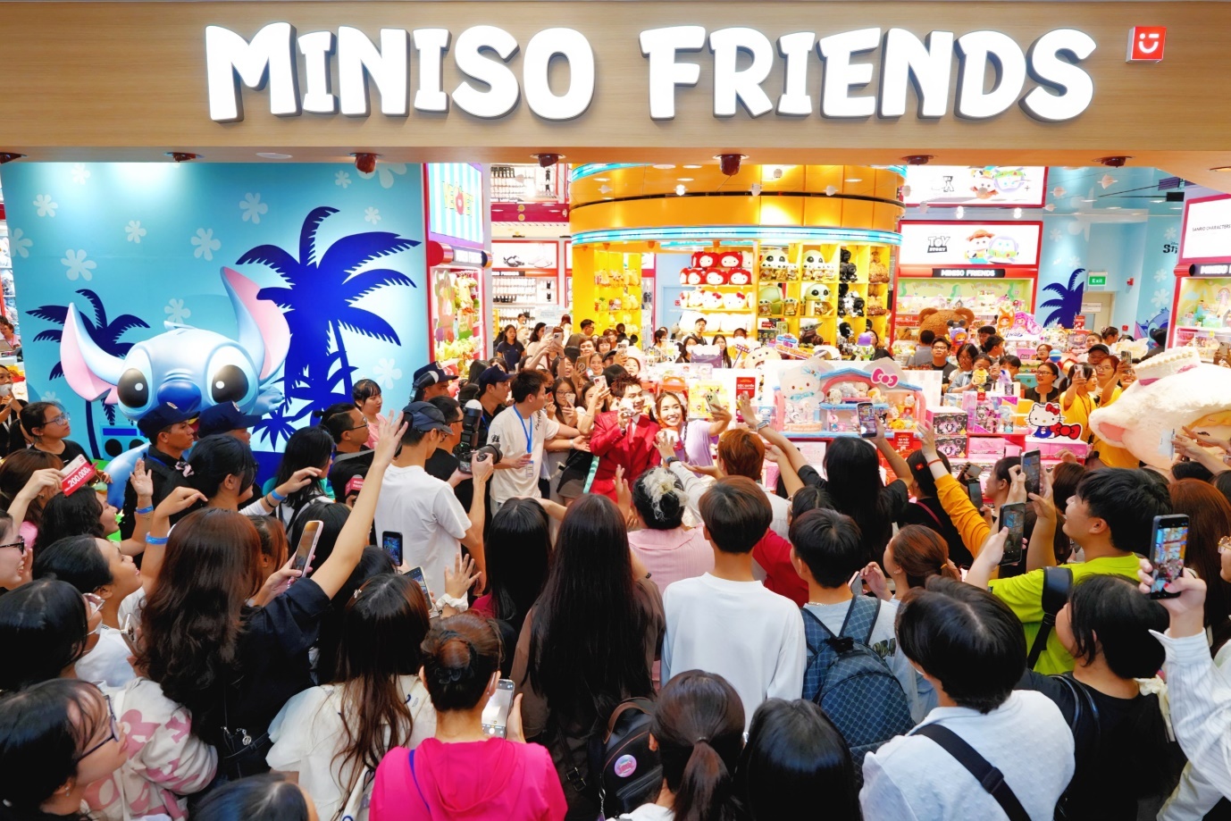 Miniso Friends do bo Van Hanh Mall voi 'vu tru' IP da dang hinh anh
