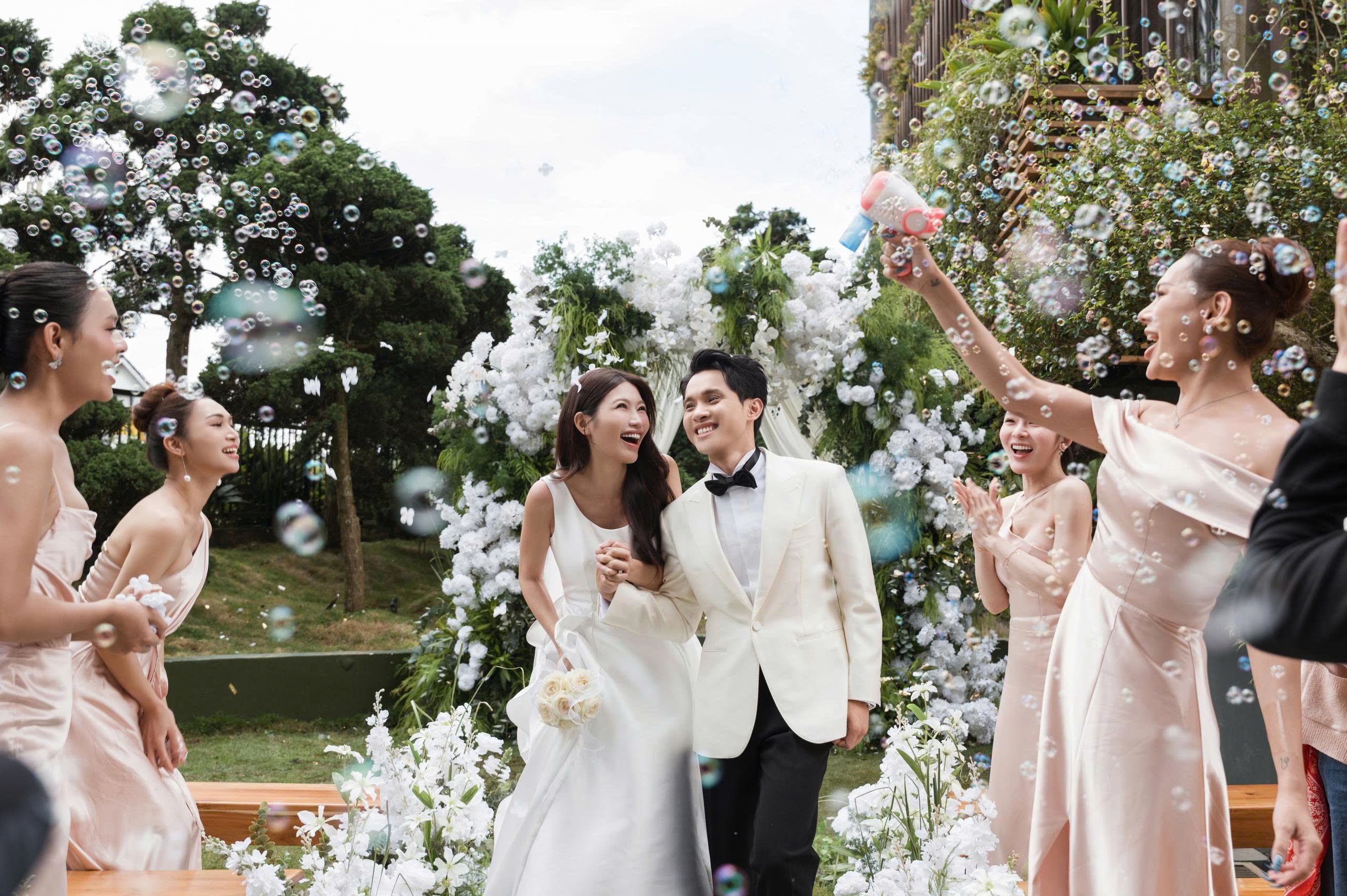 Dam cuoi tai khach san va le vows ngoai troi tro thanh xu huong moi hinh anh