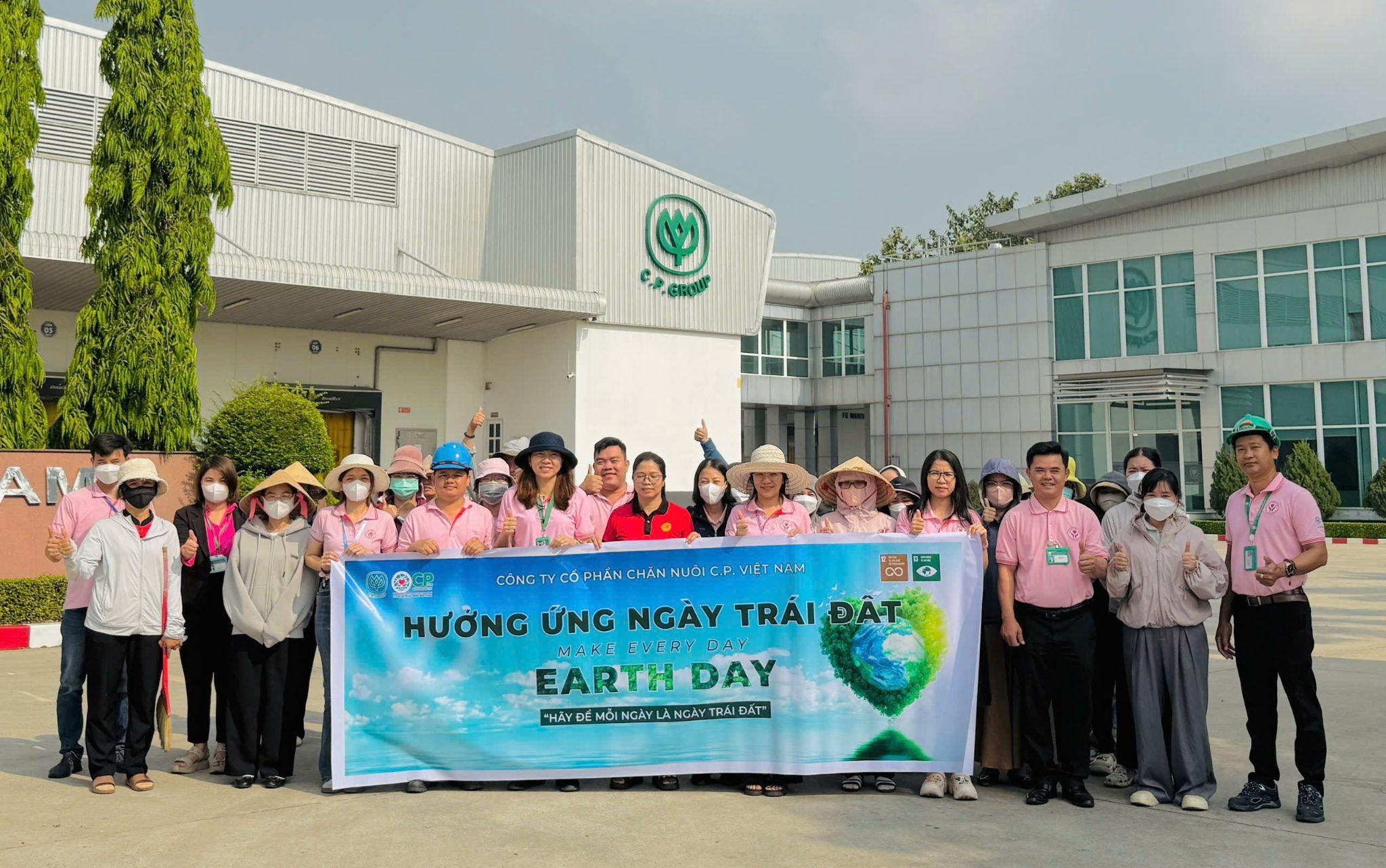 C.P. VN huong ung Ngay Trai Dat voi hoat dong lam sach moi truong hinh anh