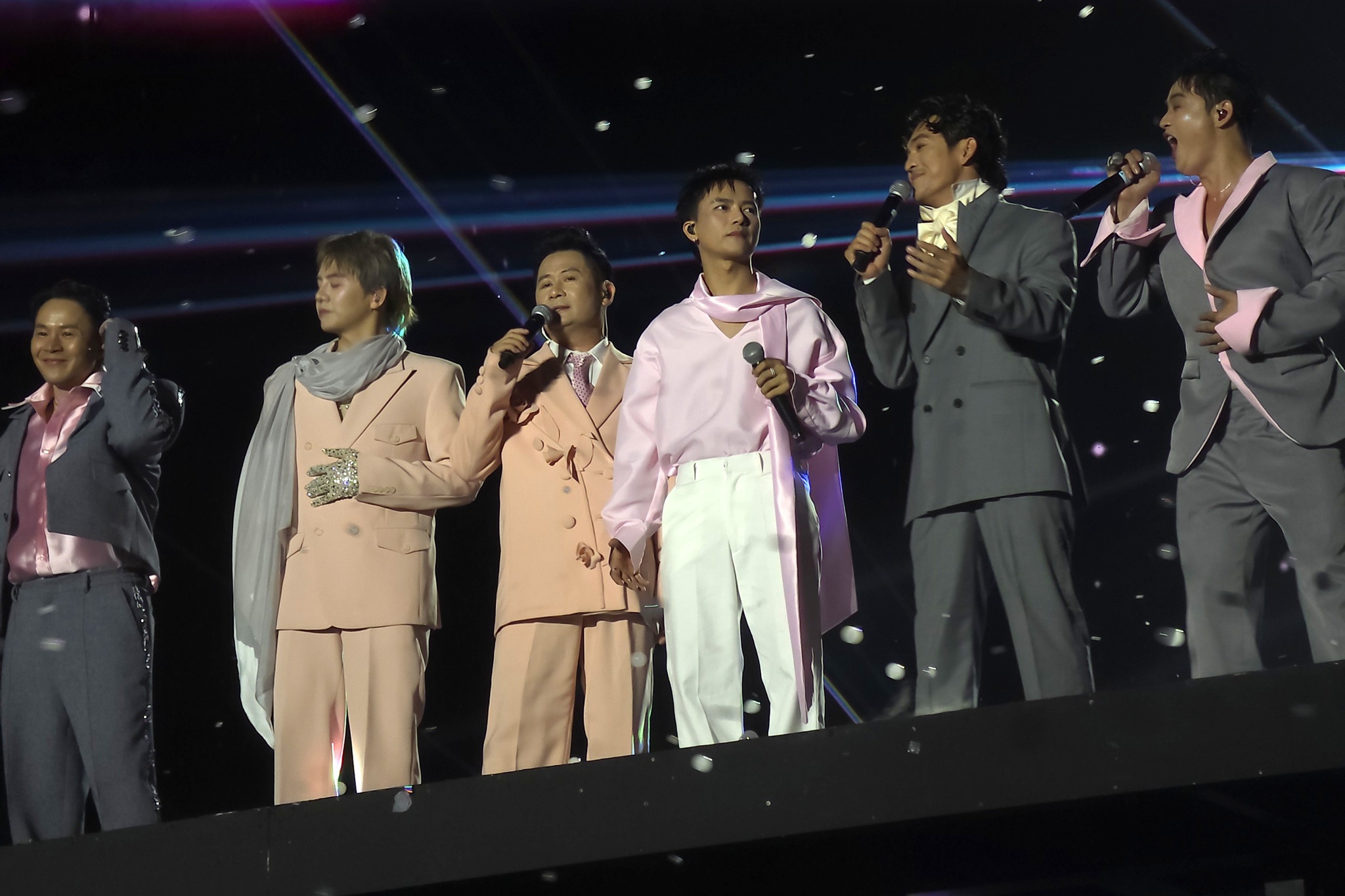 Ngam tron Gai Home concert duoi mua qua ong kinh Galaxy S26 Ultra hinh anh