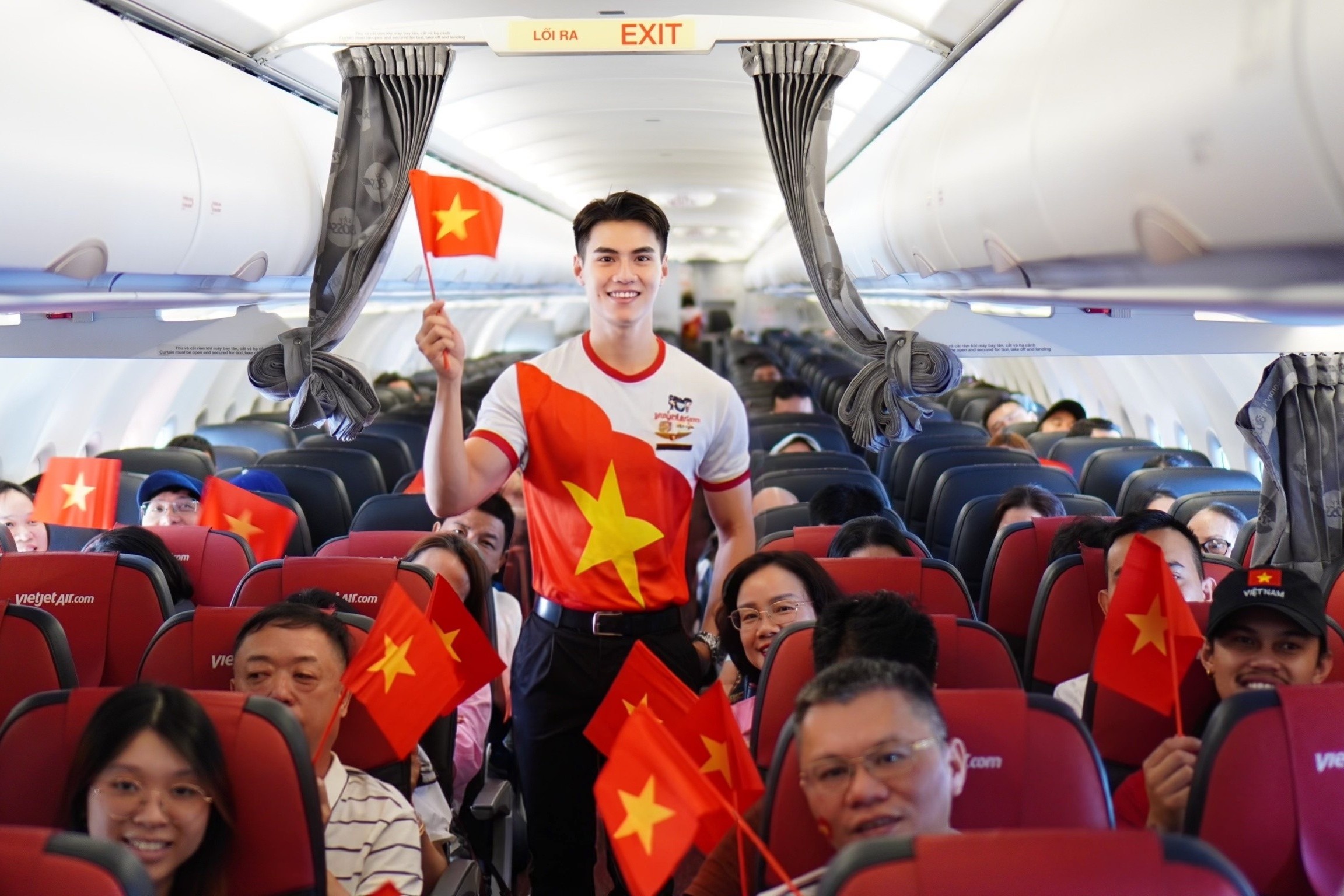 Sac do Vietjet lan toa niem tu hao Viet Nam tren do cao 10.000 m hinh anh