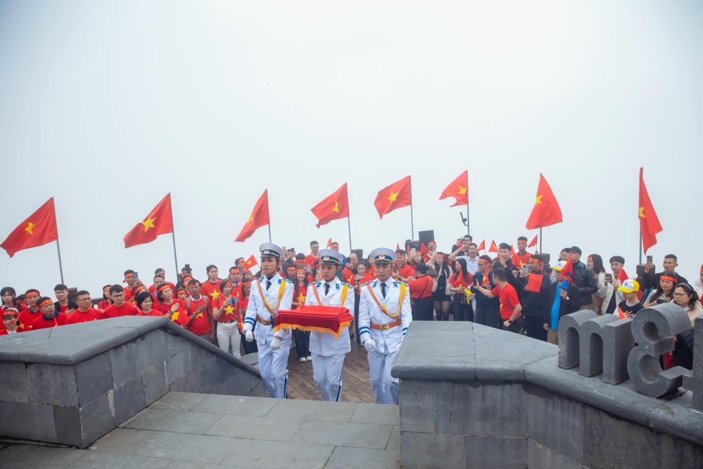 Du khach xuc dong voi khoanh khac thuong co tren dinh Fansipan hinh anh