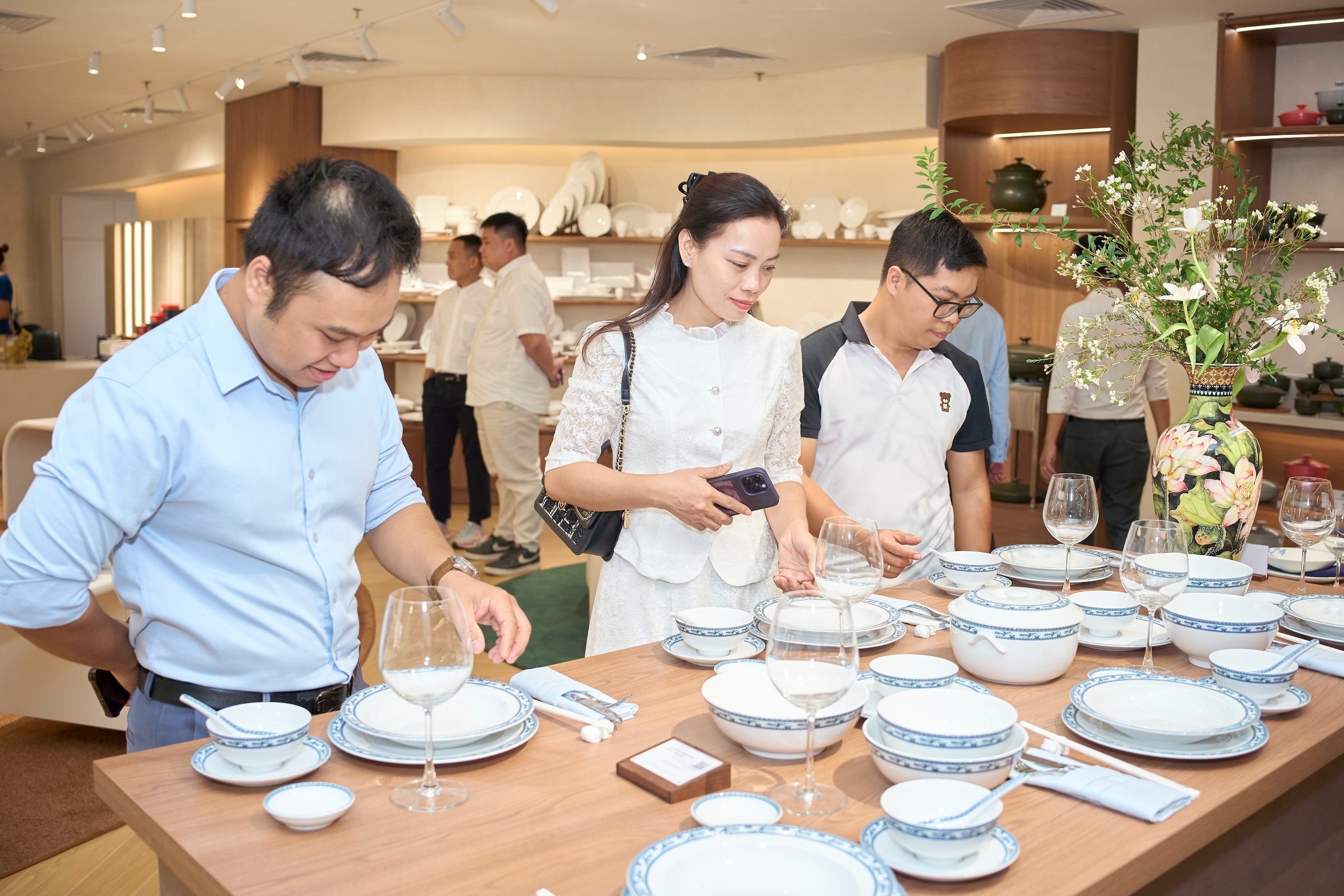 Ngay cang nhieu nguoi tieu dung mua san pham vi 'cau chuyen dang sau' hinh anh