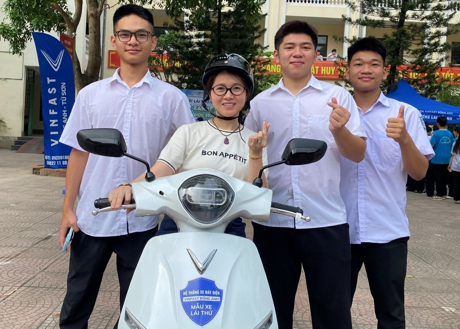 Hoc sinh Bac Ninh lai thu xe VinFast tai su kien Phu xanh truong hoc hinh anh