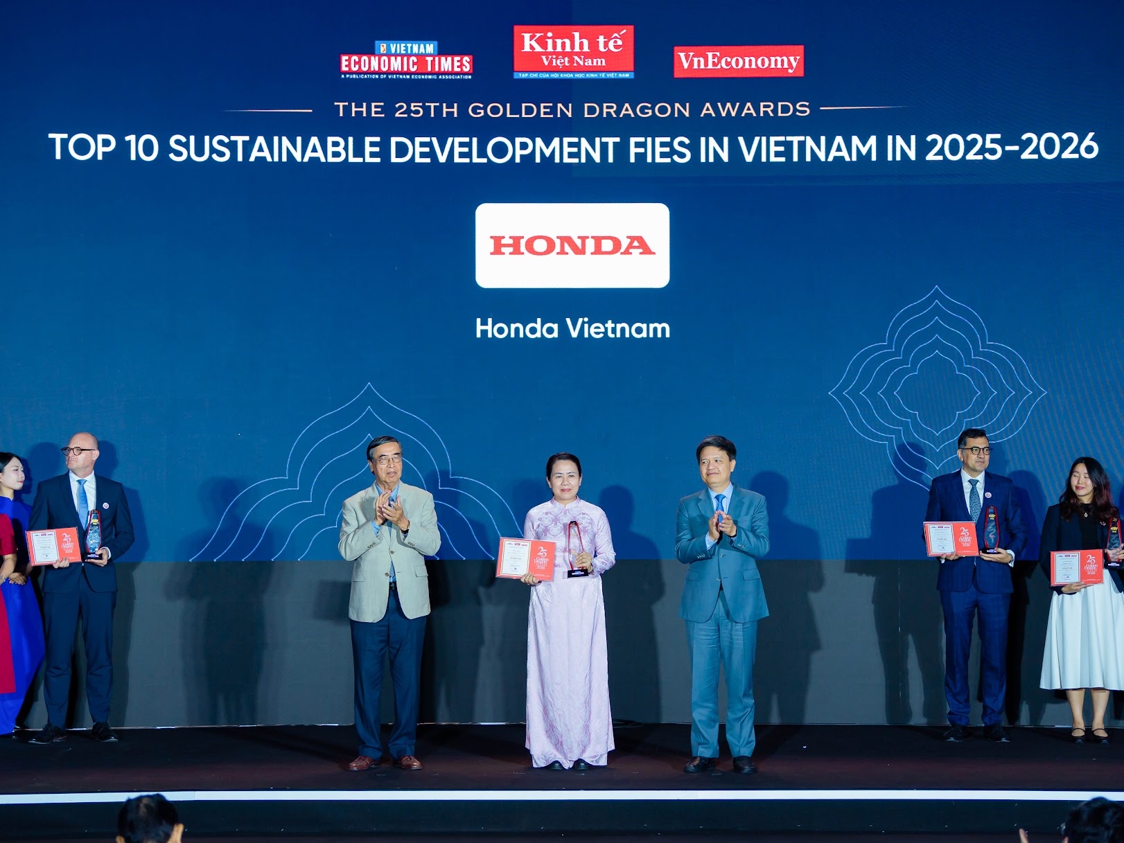 Honda Viet Nam nhan giai thuong Rong Vang nam 2026 hinh anh