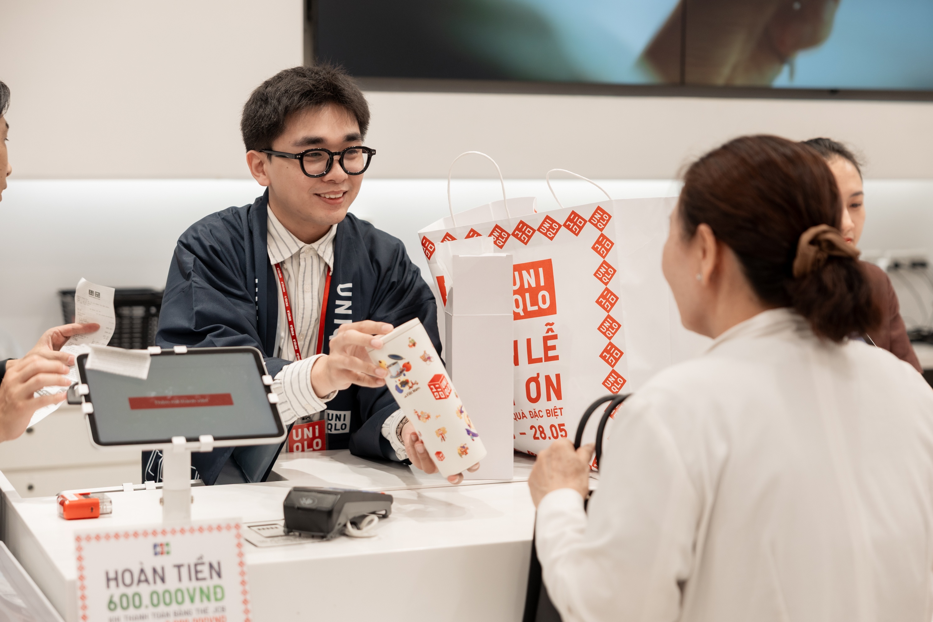 Cac cua hang Uniqlo tap nap khach mua sam dip Tuan le cam on hinh anh
