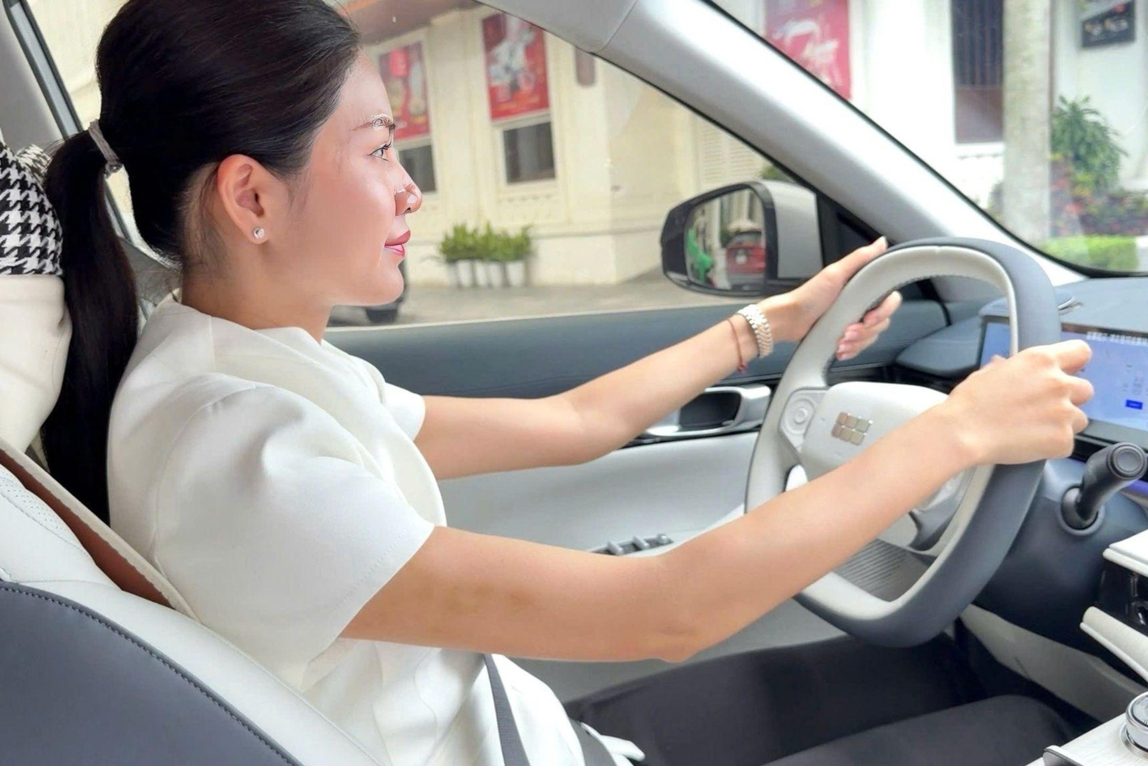 Nu chu xe Geely EX5 tiet kiem nho tram sac tai nha va dien mat troi hinh anh