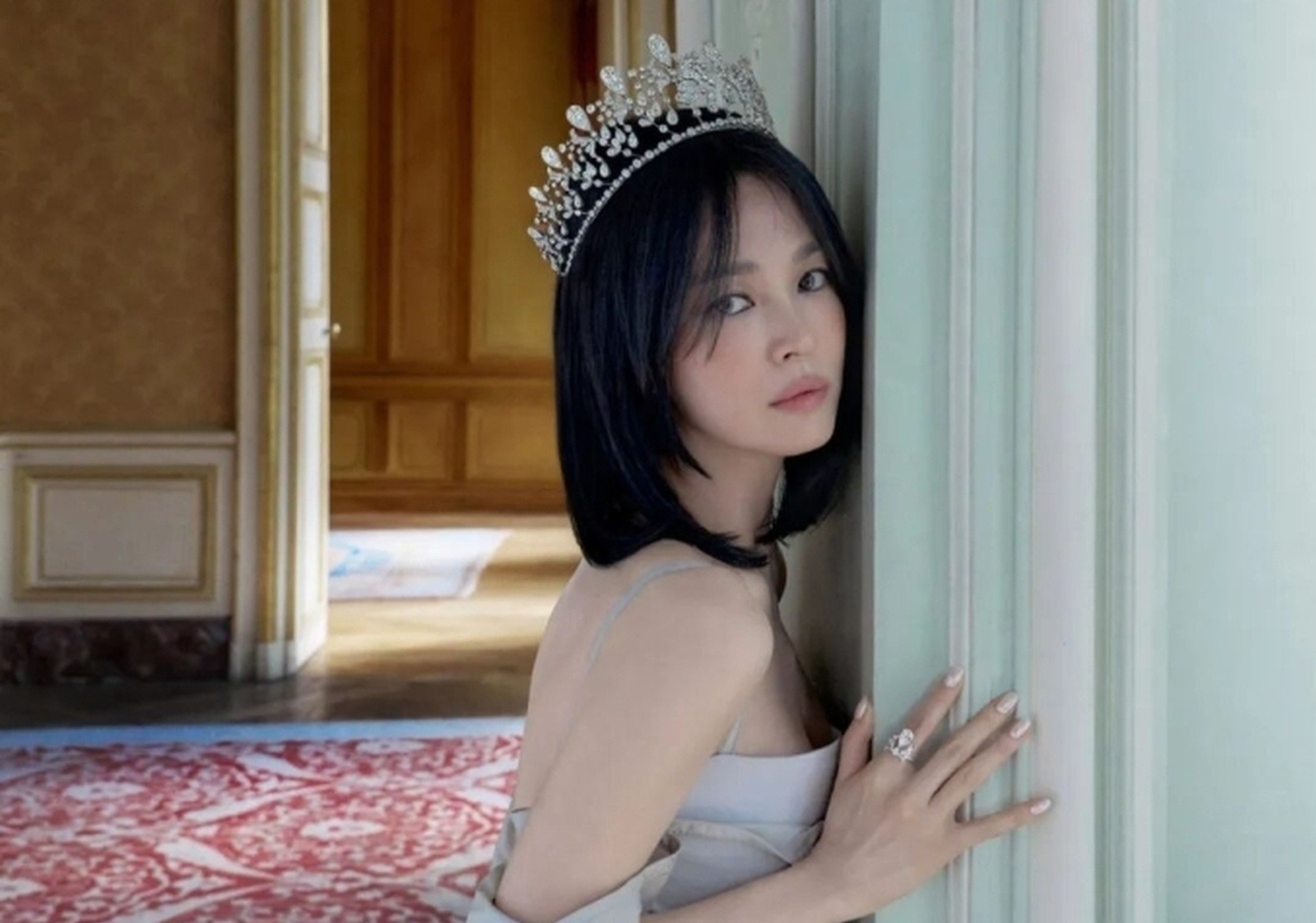 Khi ‘nu hoang ngai ngu’ Song Hye Kyo gap Chaumet tren trang bia Vogue hinh anh