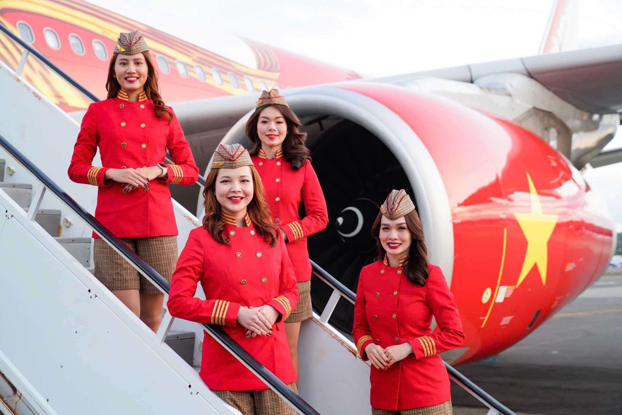 Tiep vien hang khong Vietjet toa sang tren moi hanh trinh bay hinh anh