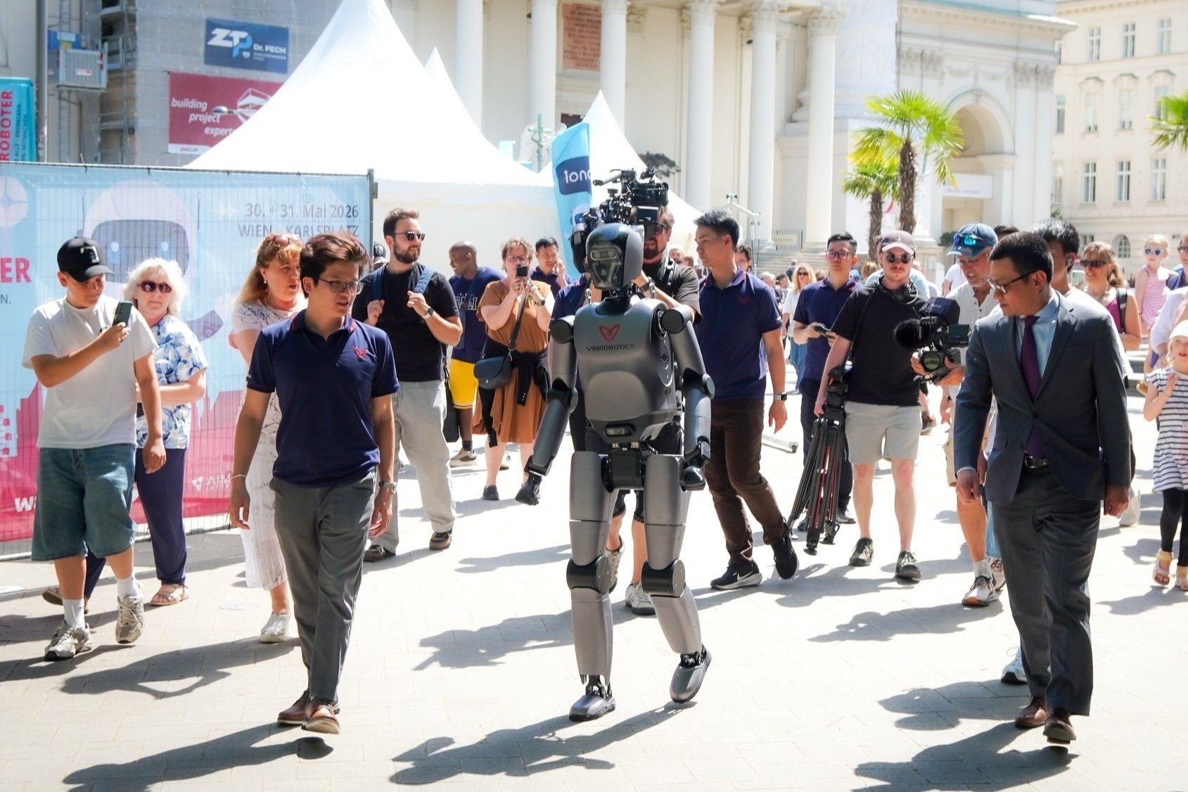 VinRobotics lan dau trinh dien nguoi may tai loat su kien quoc te hinh anh