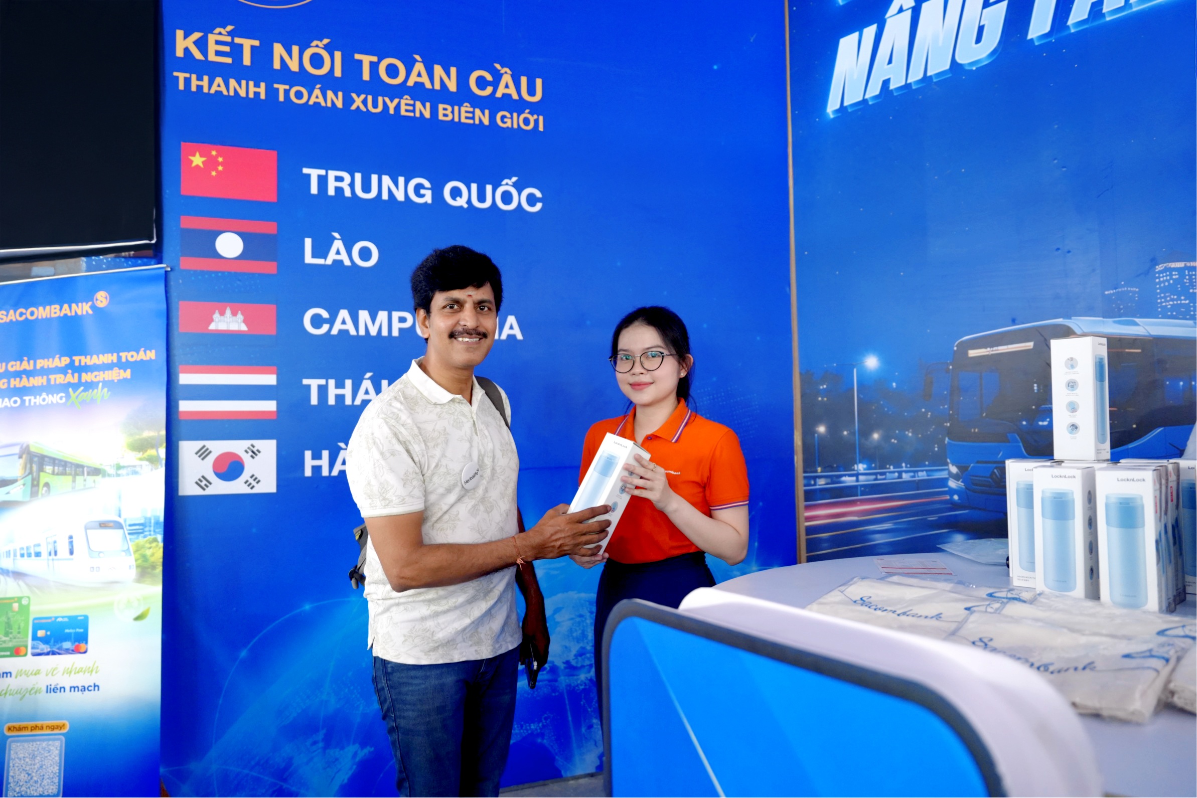 Gian hang Sacombank thu hut khach quoc te o Ngay hoi tai chinh so 2026 hinh anh
