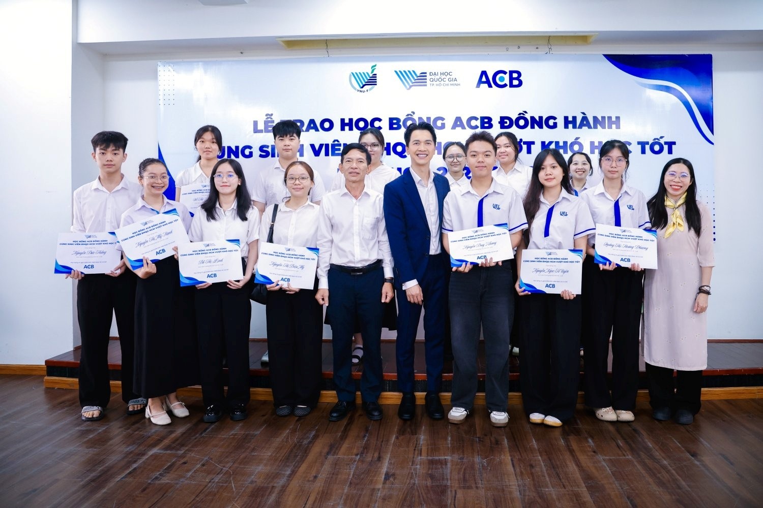 Ngan hang ACB anh 1