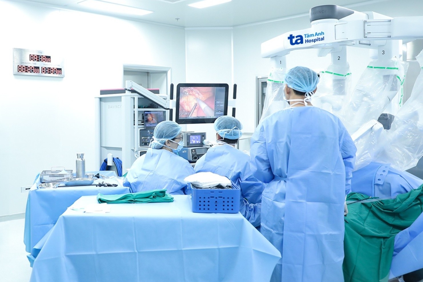 Benh vien Tam Anh phau thuat gan 400 ca bang 'sieu robot' Da Vinci Xi hinh anh