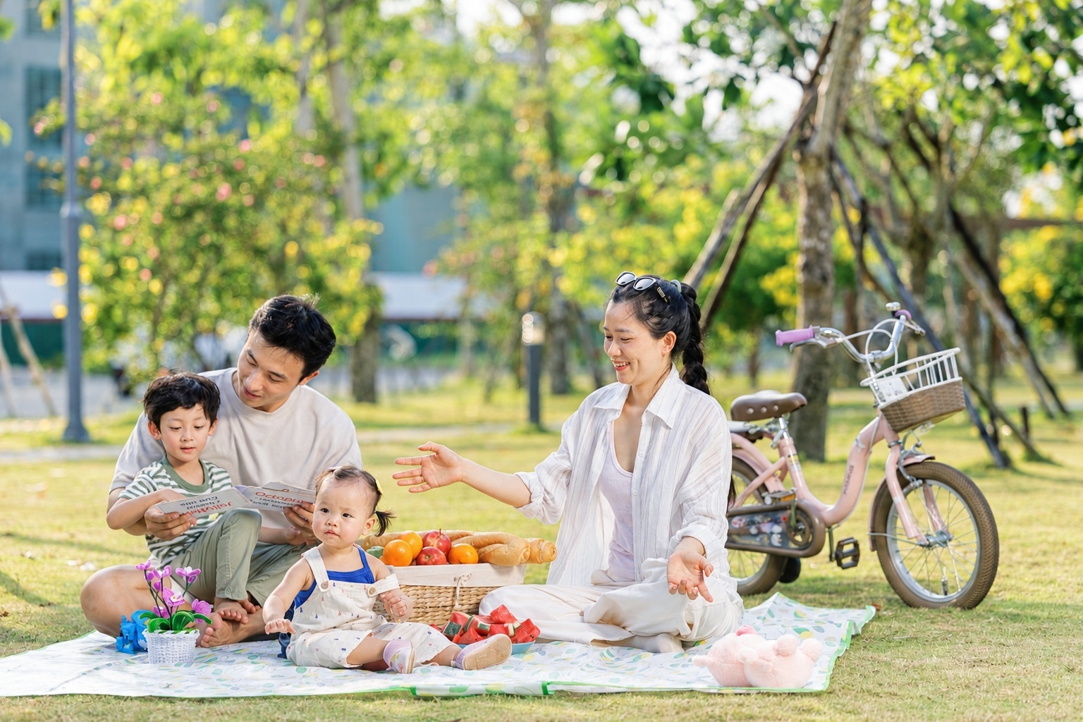 Gia dinh tre chon Nam Long II Central Lake de con lon len hanh phuc hinh anh