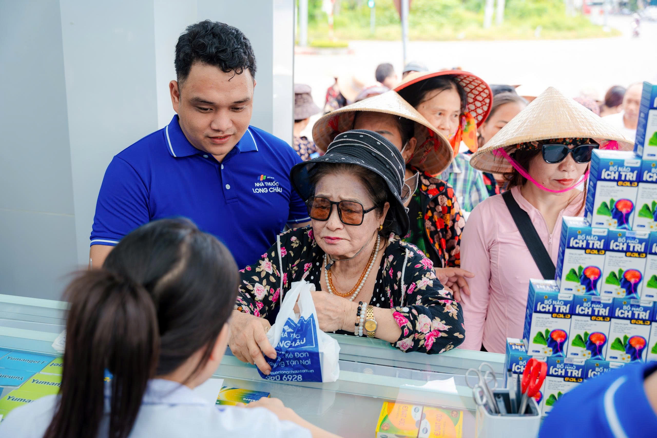 Long Chau dua giai phap noi bat trong dieu tri tim mach ve Viet Nam hinh anh