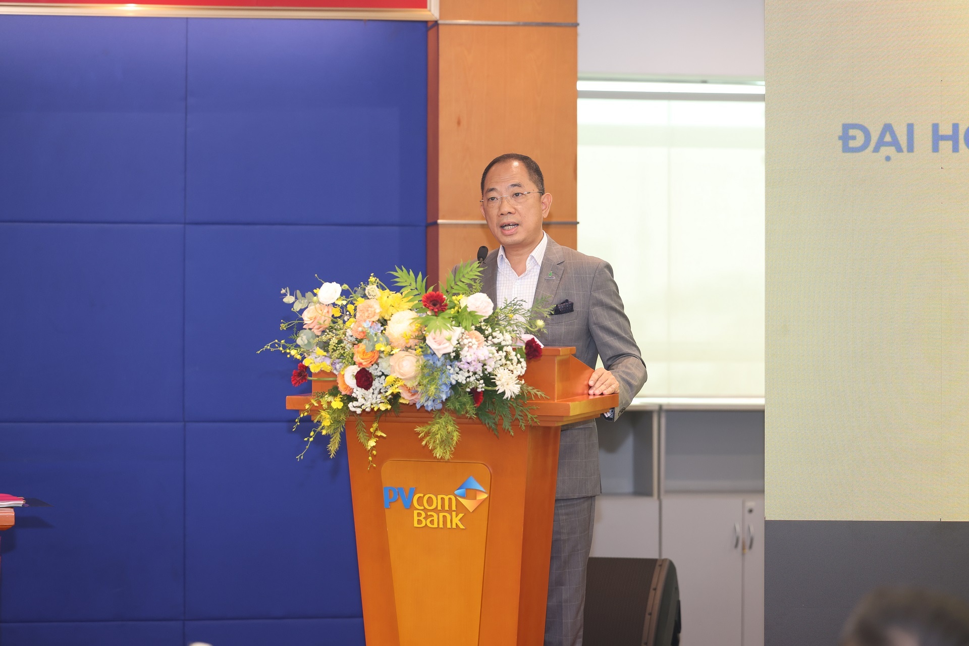 PvcomBank anh 4