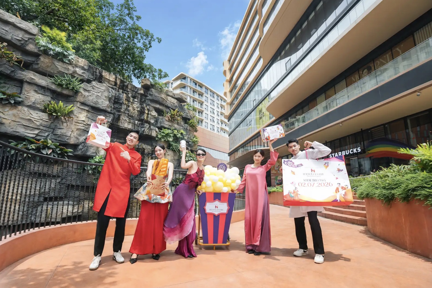 Hanoi Centre 'thay ao' moi, hua hen la diem den hot o Ha Noi hinh anh