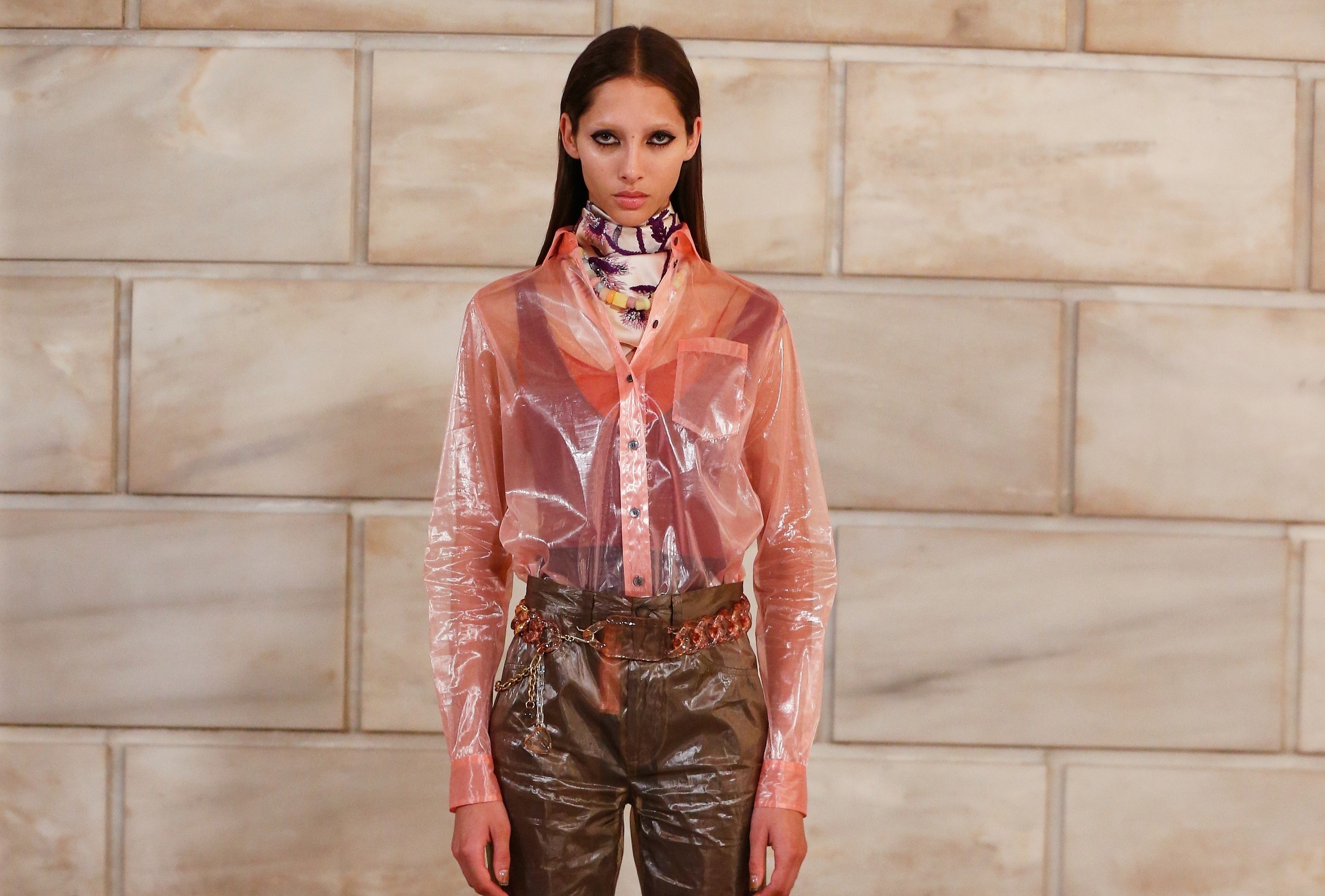 Marc Jacobs Xuan/He 2027 - loi tri an gui lai thoi gian hinh anh